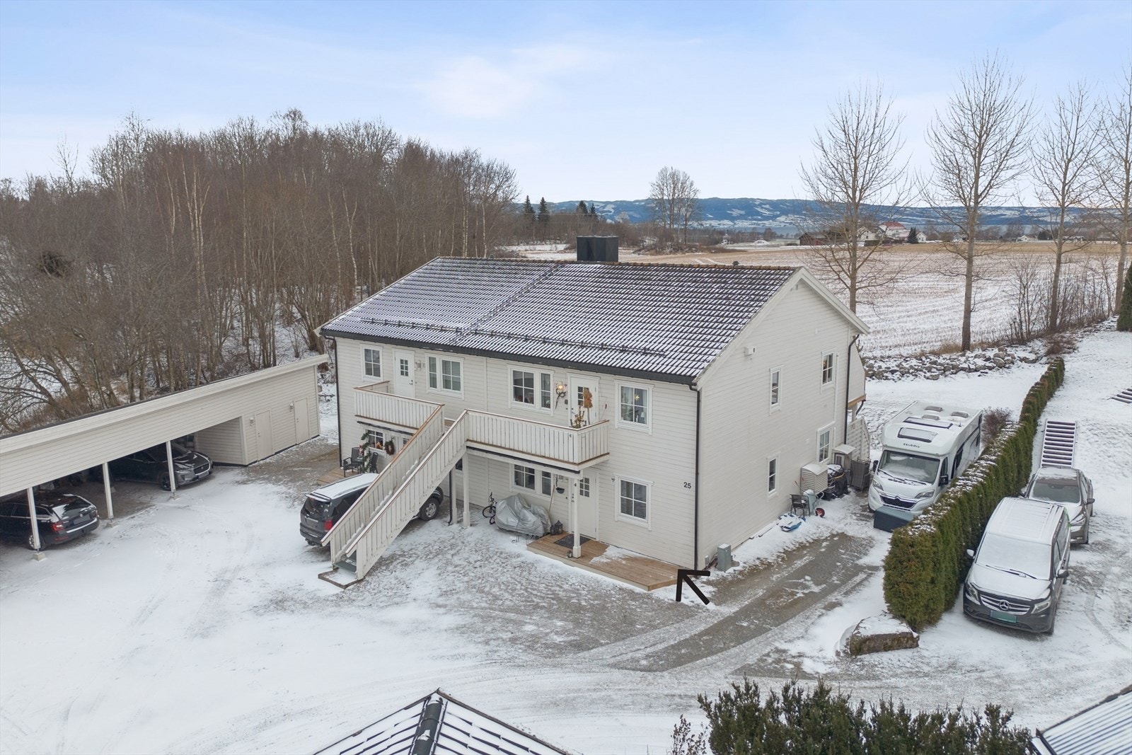 Leiligheten har god beliggenhet i rolige omgivelser med utsyn over kulturlandskapet. Carport, sportsbod og ekstra biloppstillingsplass. Galleribilde