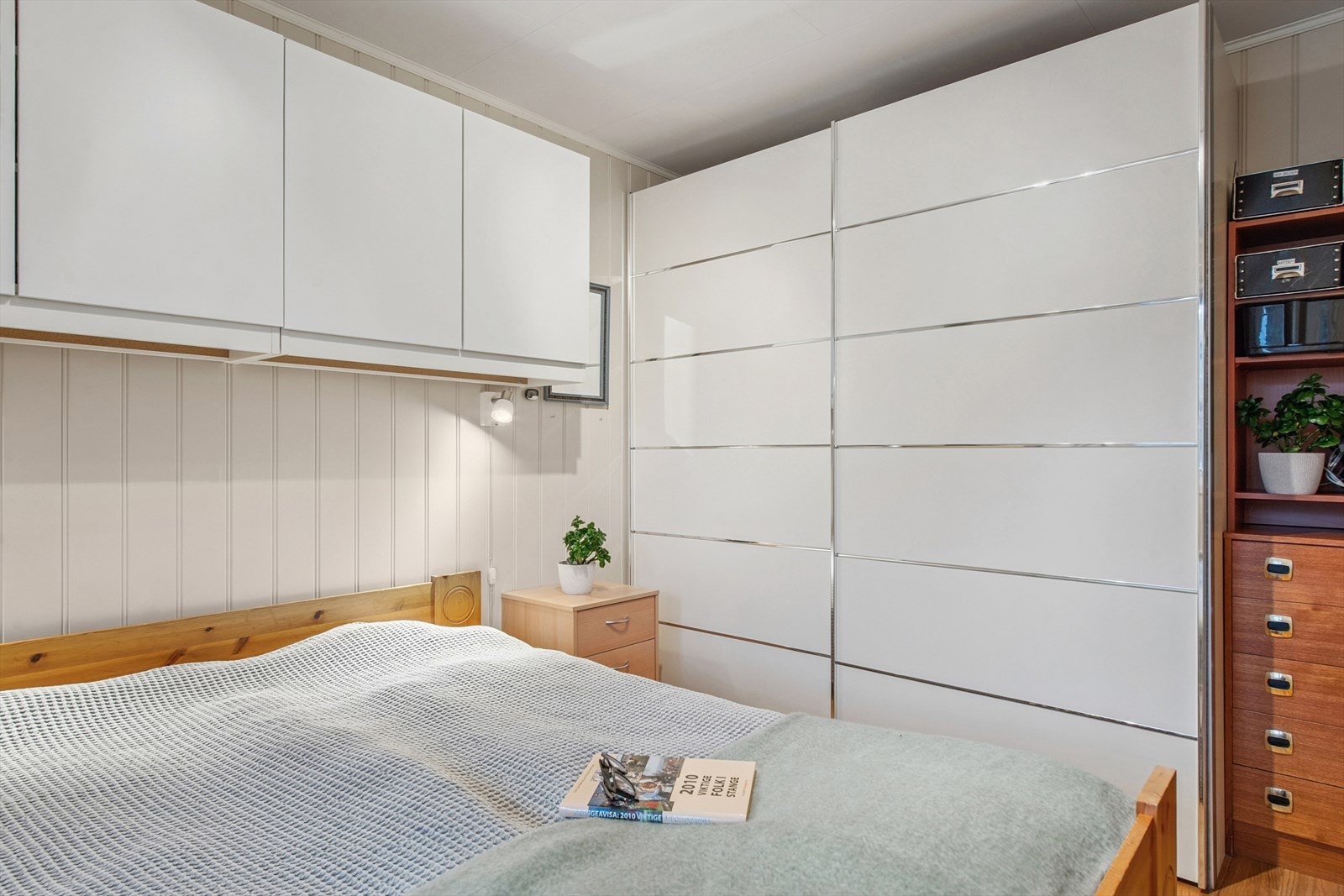 Praktisk utnyttelse av plassen med både garderobeskap og vegghengte skap. Galleribilde