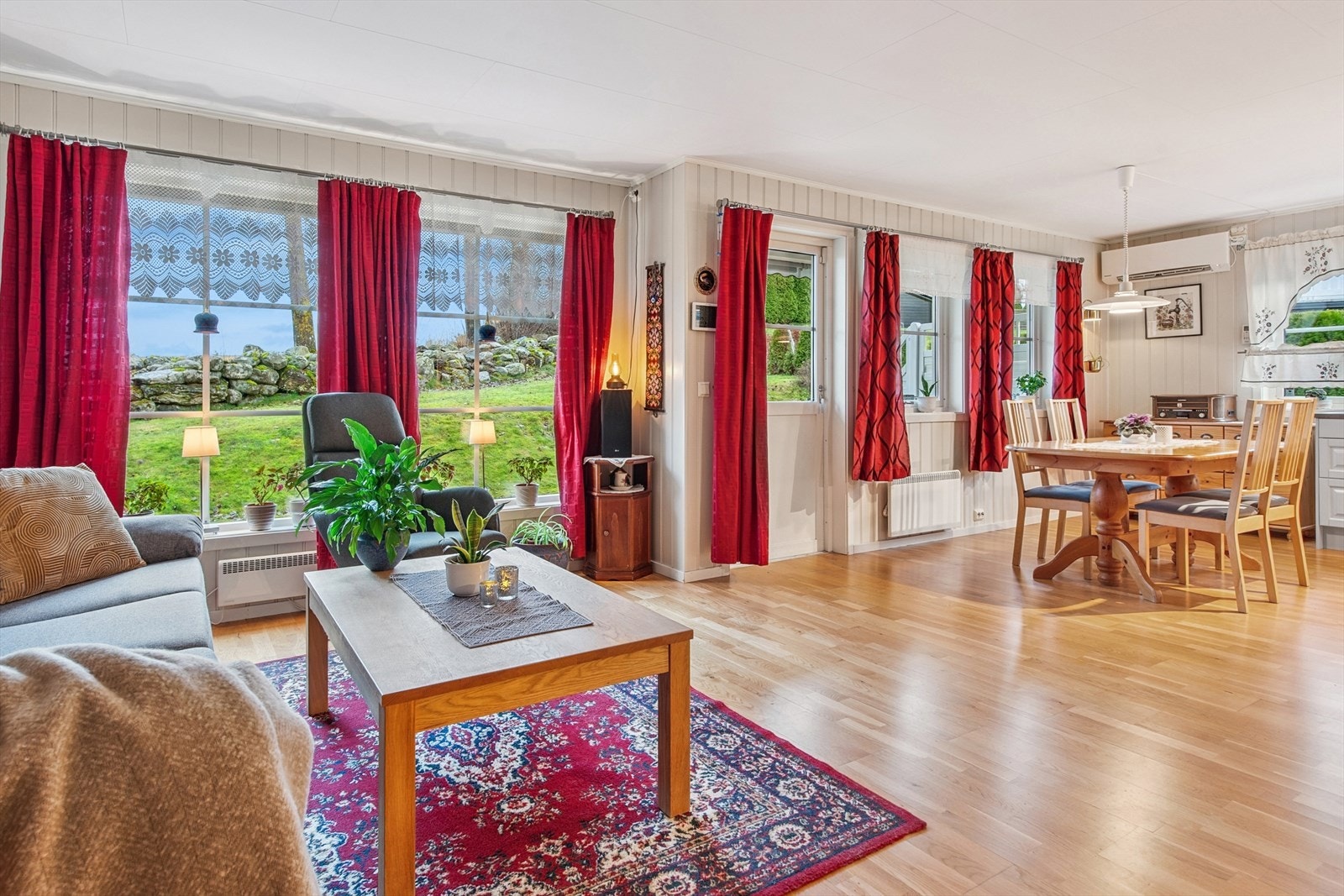 Store vindusflater i stue- og kjøkkensonen gir rikelig med dagslys. Galleribilde