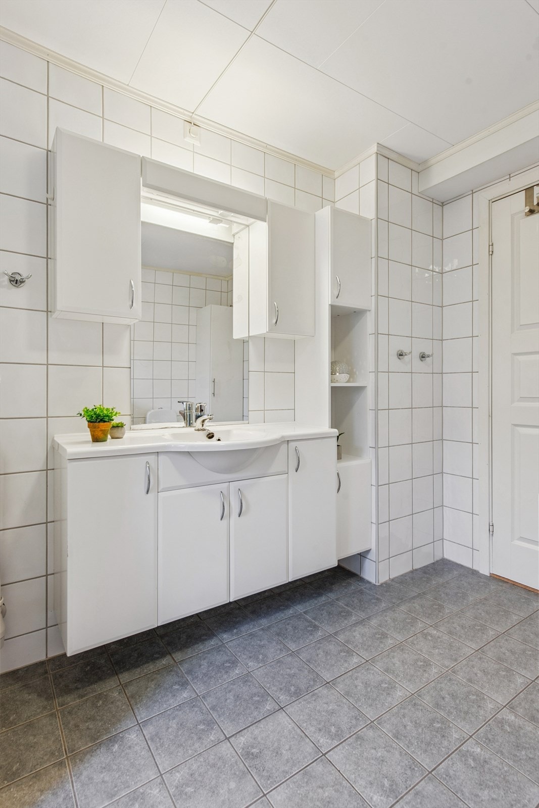 Innholdsrik innredning med lyse glatte fronter. Galleribilde