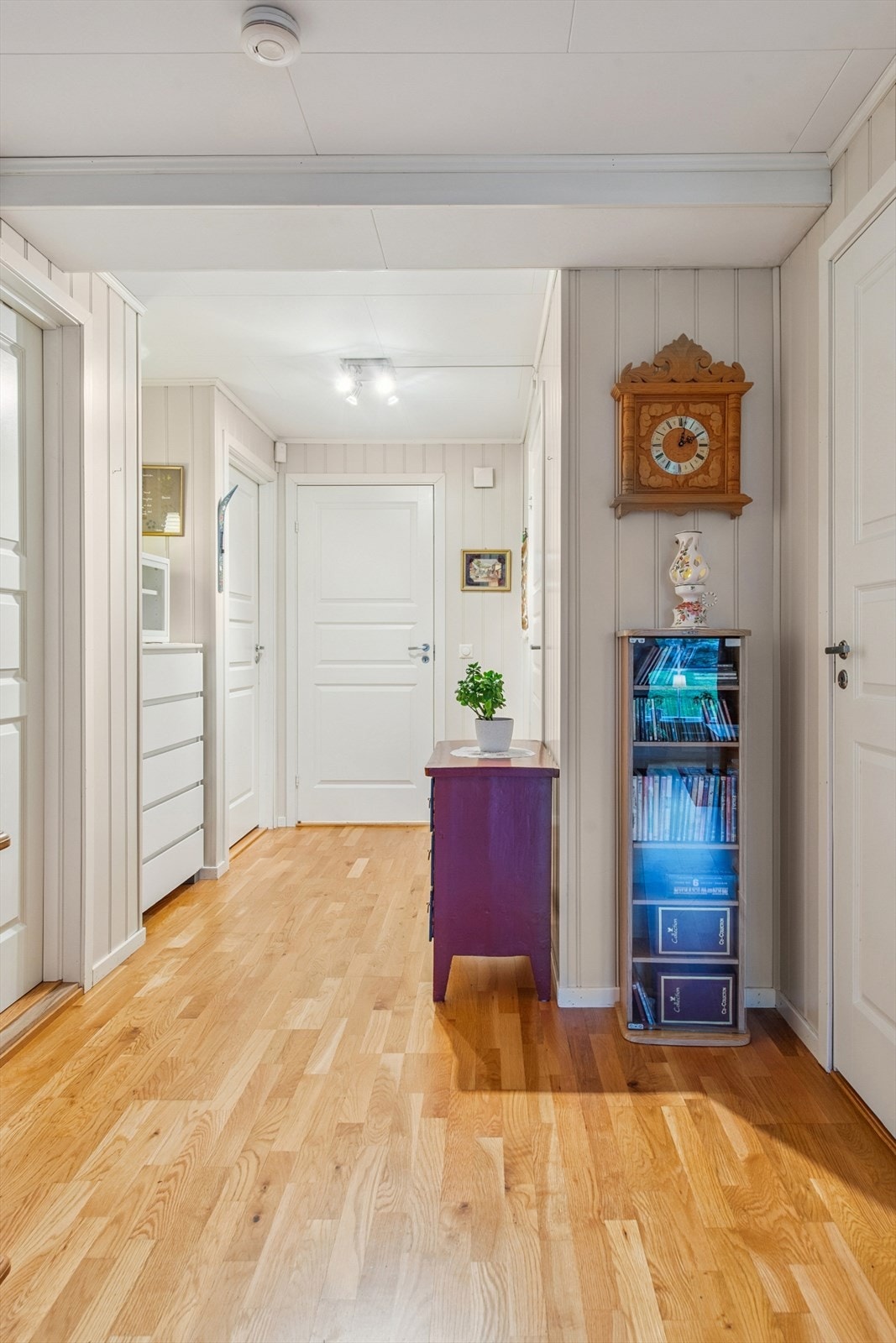 Velkommen inn! Fra entreen kommer du inn i en gang som binder sammen boligens rom. Galleribilde