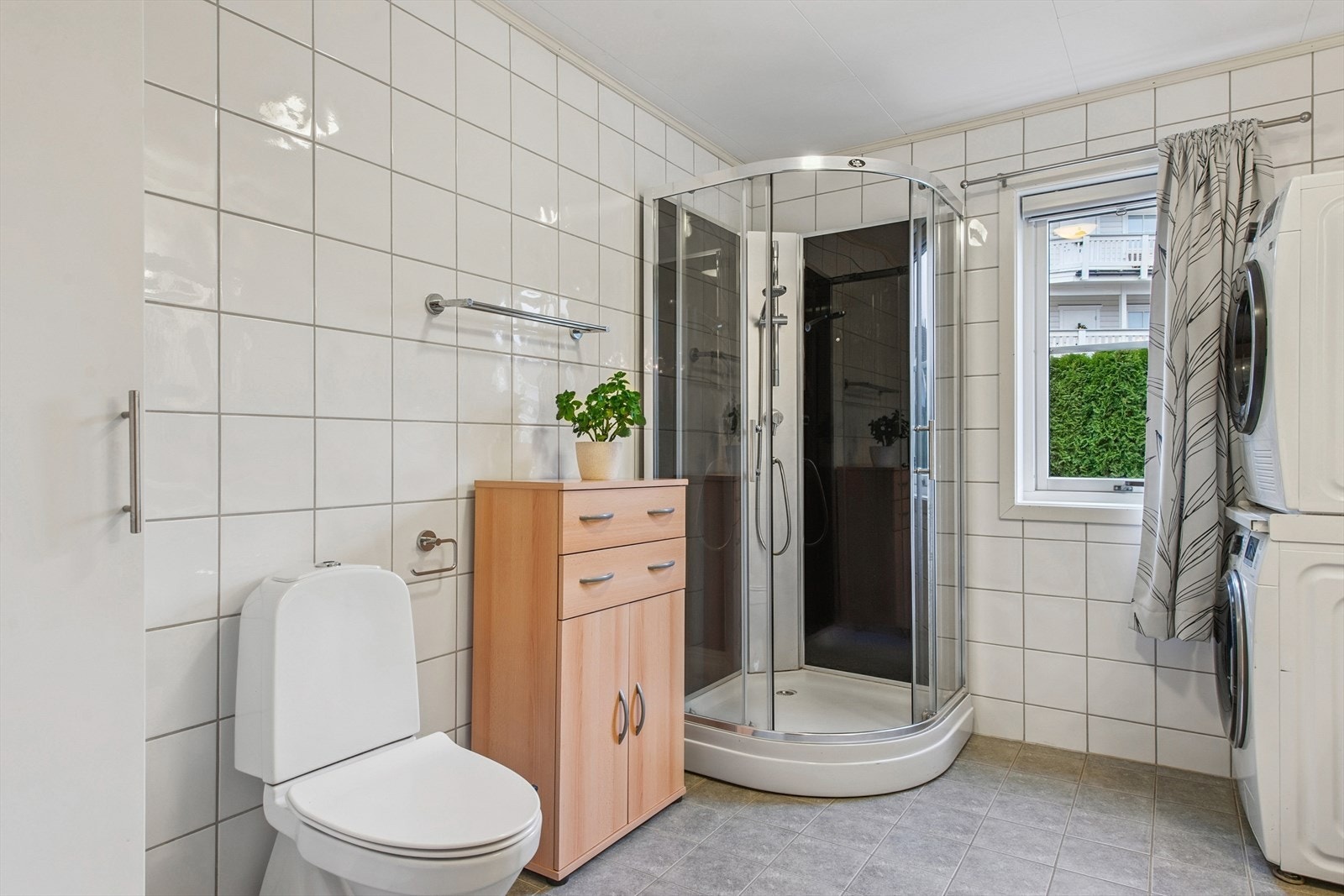 Badet er utstyrt med dusjkabinett og toalett. Varmekabler i gulv. Galleribilde