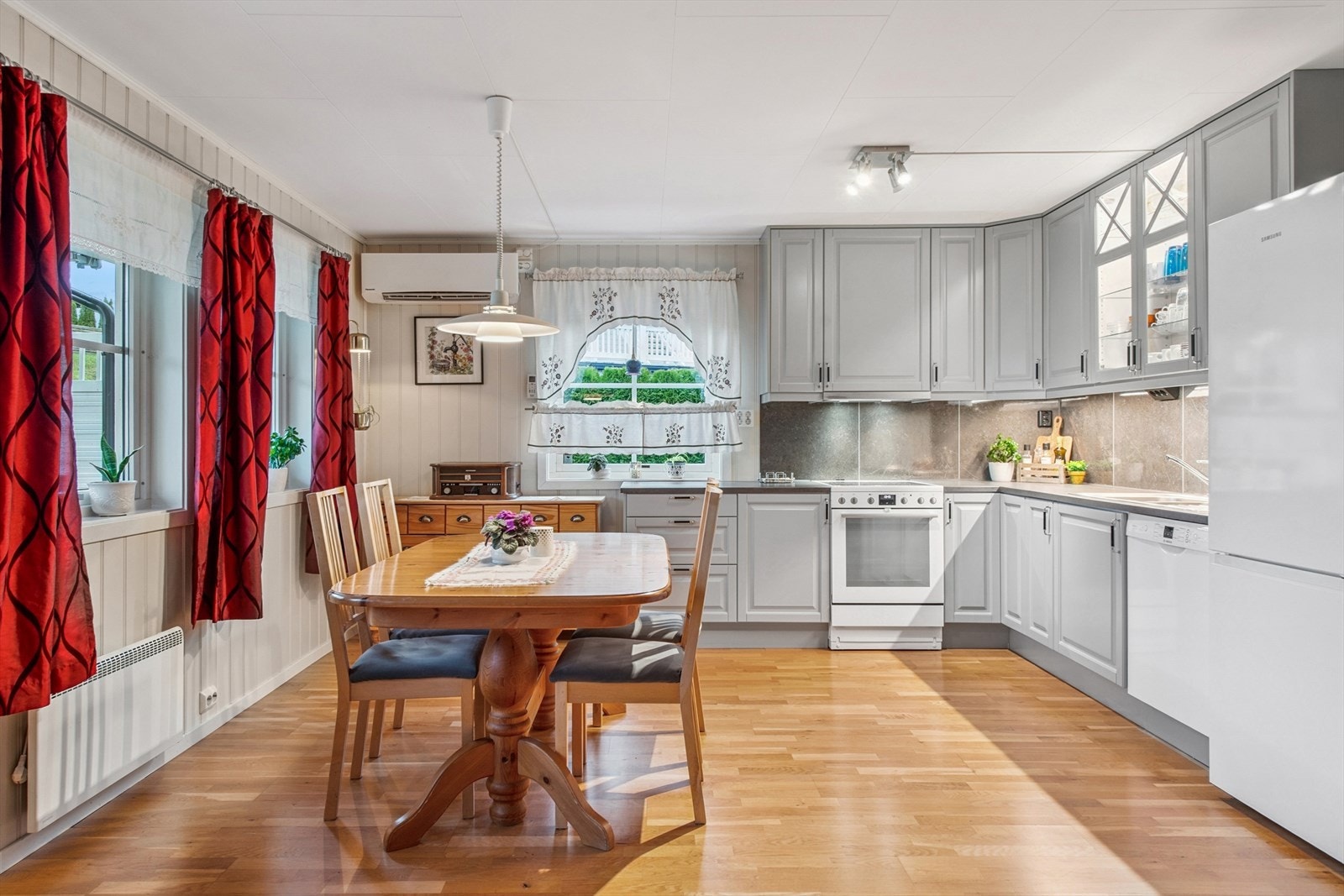 Kjøkkenet er praktisk utformet med god skap- og benkeplass. Galleribilde