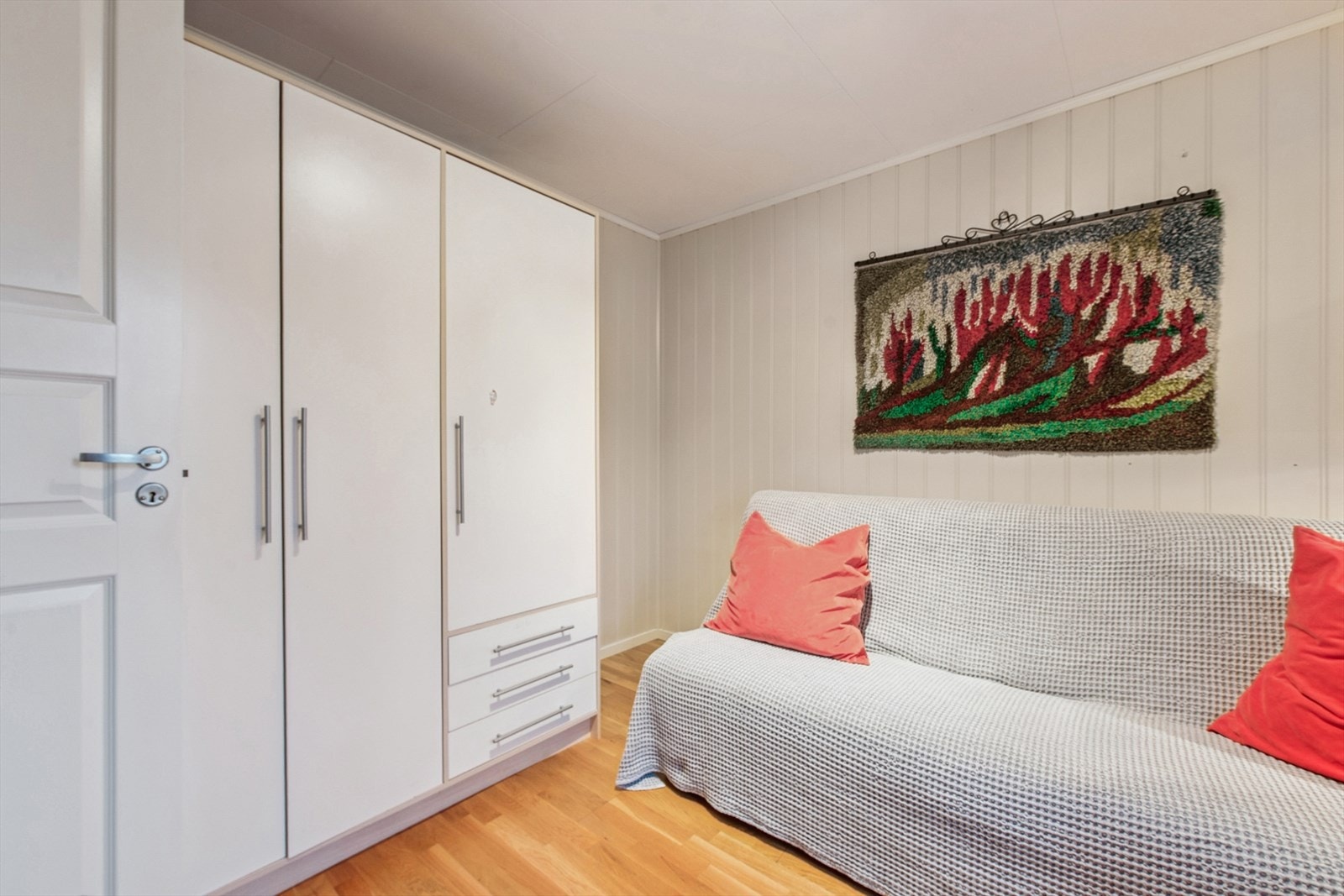 Også her er det gode garderobeløsninger for oppbevaring. Galleribilde