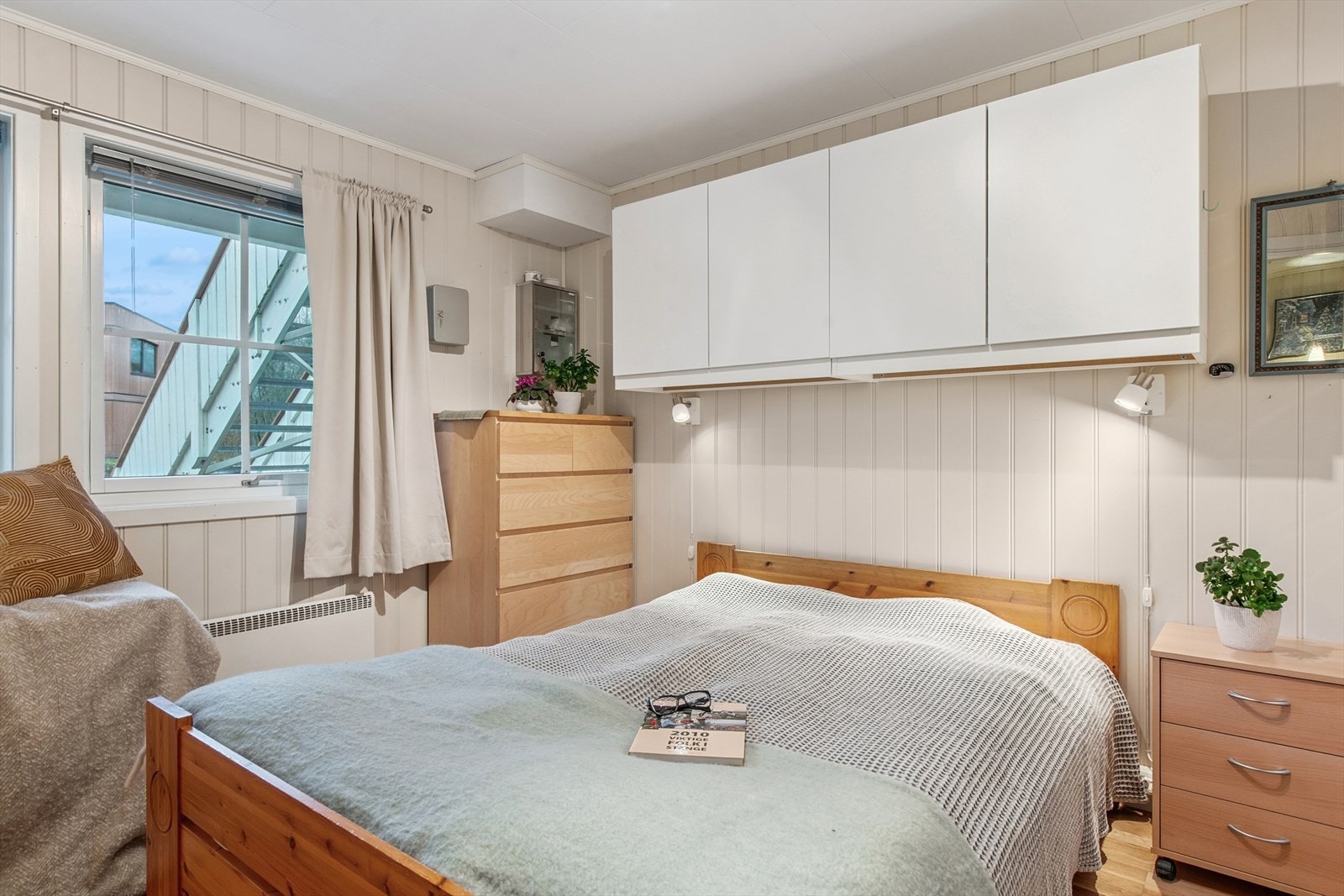 Hovedsoverommet har plass til dobbeltseng og tilhørende møblement. Galleribilde