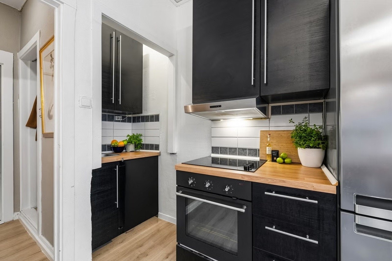 Moderne kjøkken med integrert komfyr, koketopp, kjøleskap/frys medfølger. Galleribilde