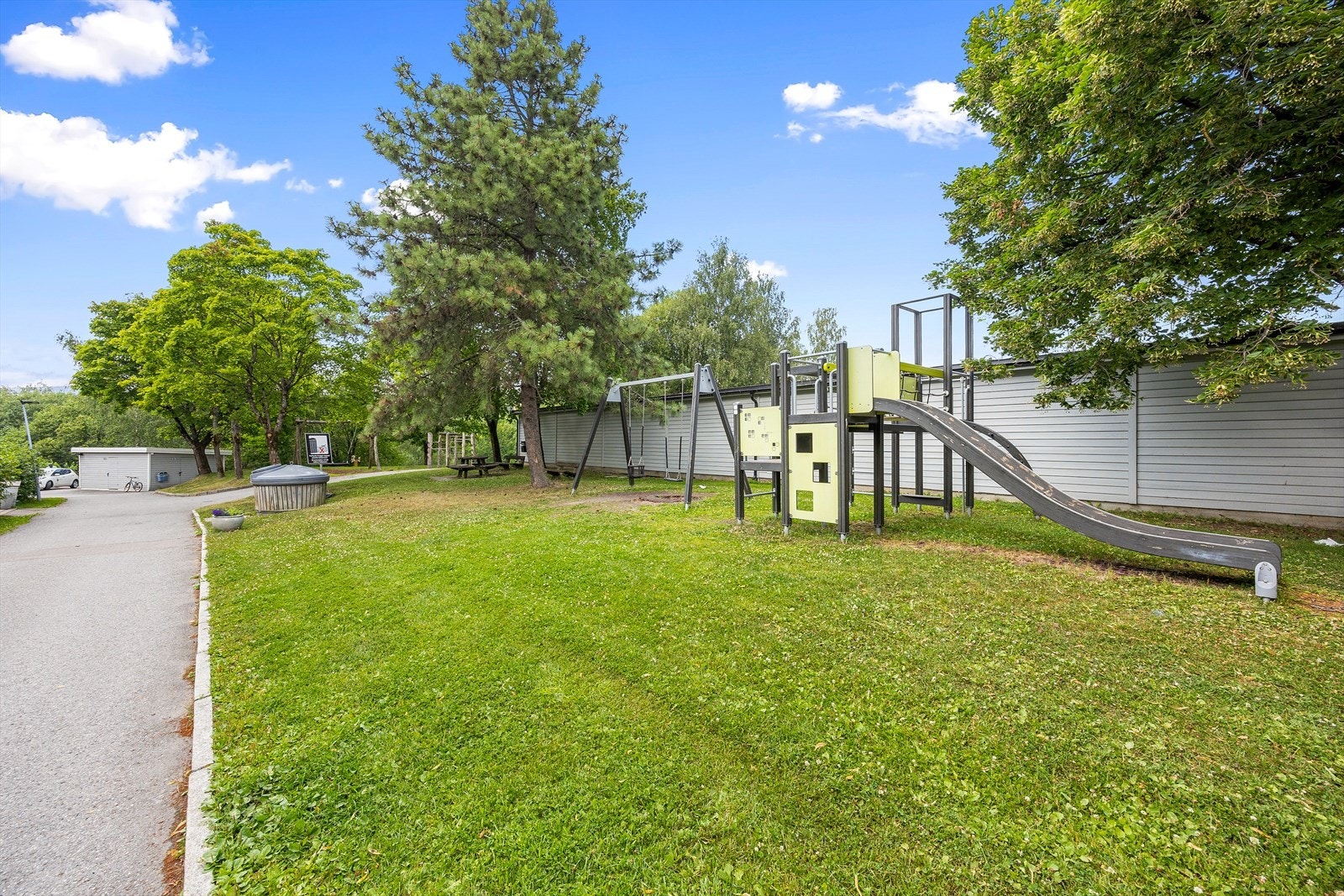 Trygg lekeplass i sameiet, ideell for familier med barn og sosialt naboskap. Galleribilde