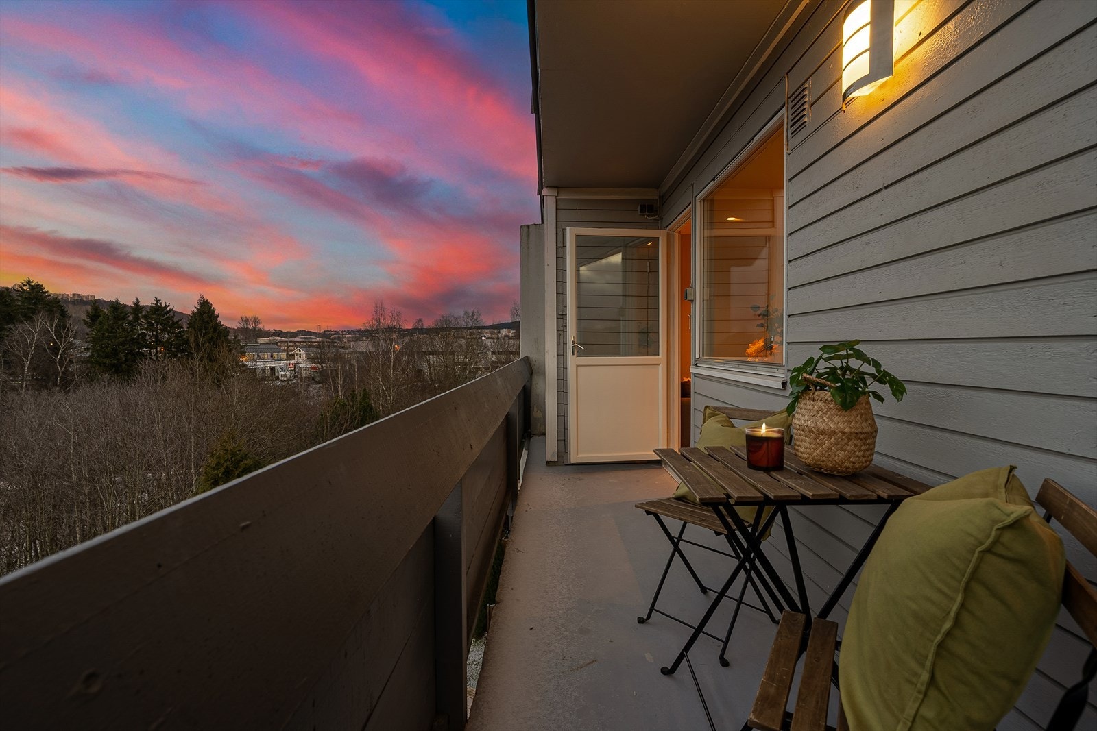 Leiligheten har bruksrett til garasjeplass og disponerer to eksterne boder. Galleribilde