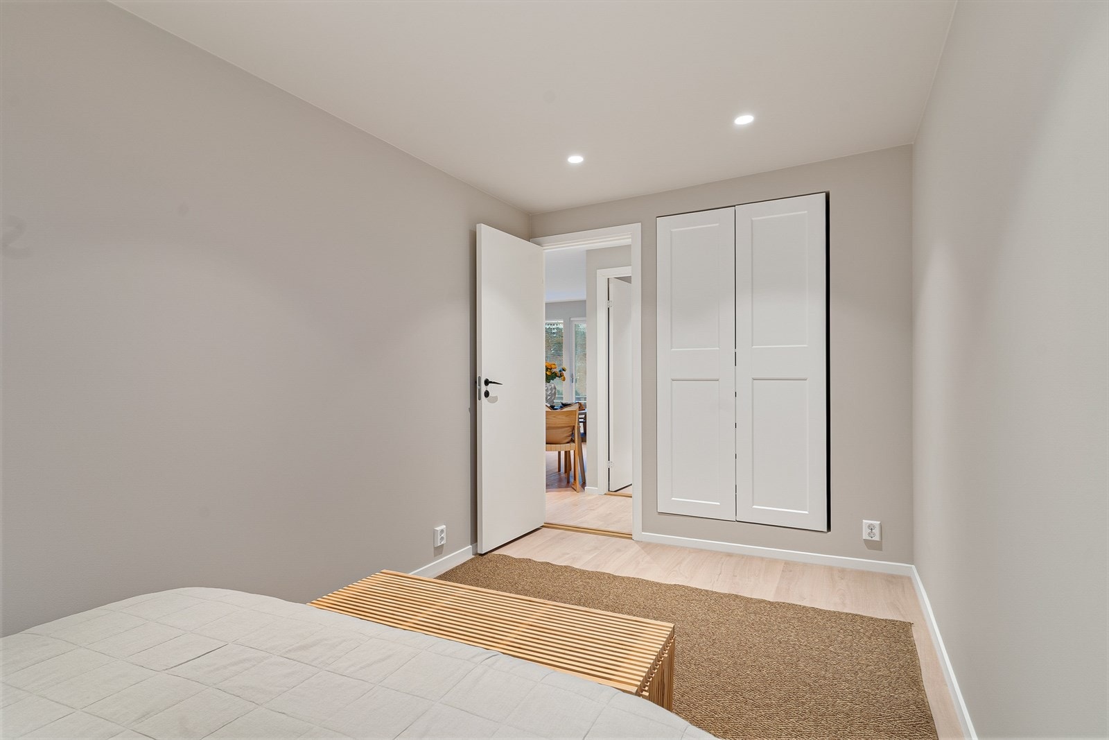 Rommet har integrert skapplass og er lett å møblere. Galleribilde