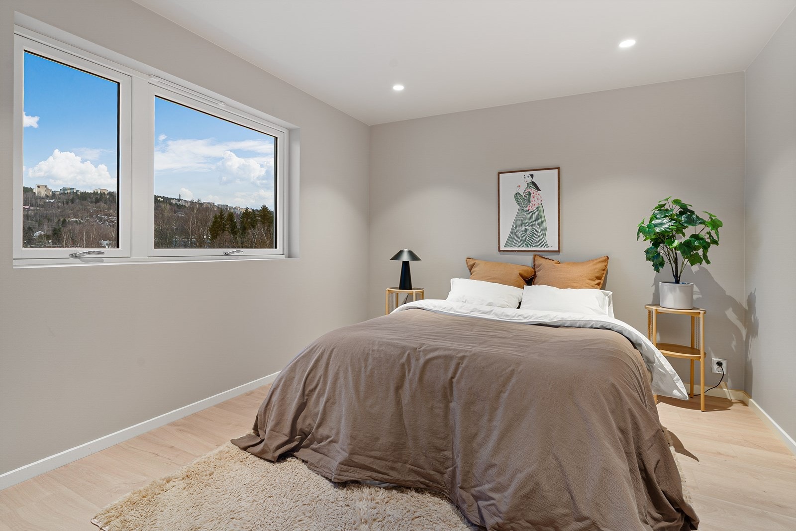 Det andre soverommet har god plass til seng og møblement. Galleribilde