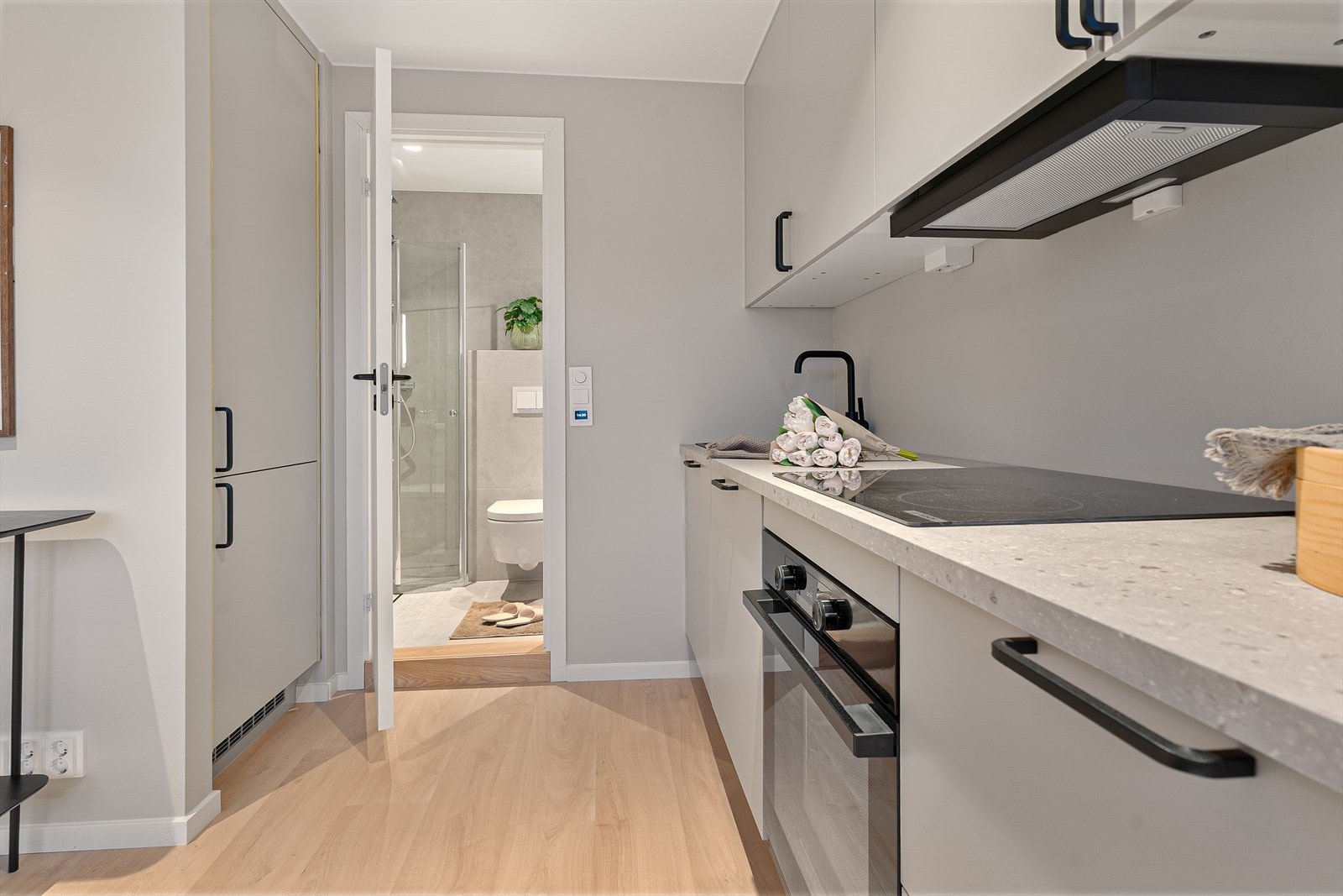 Kjøkkenet har en praktisk utforming med god benke- og skapplass. Galleribilde