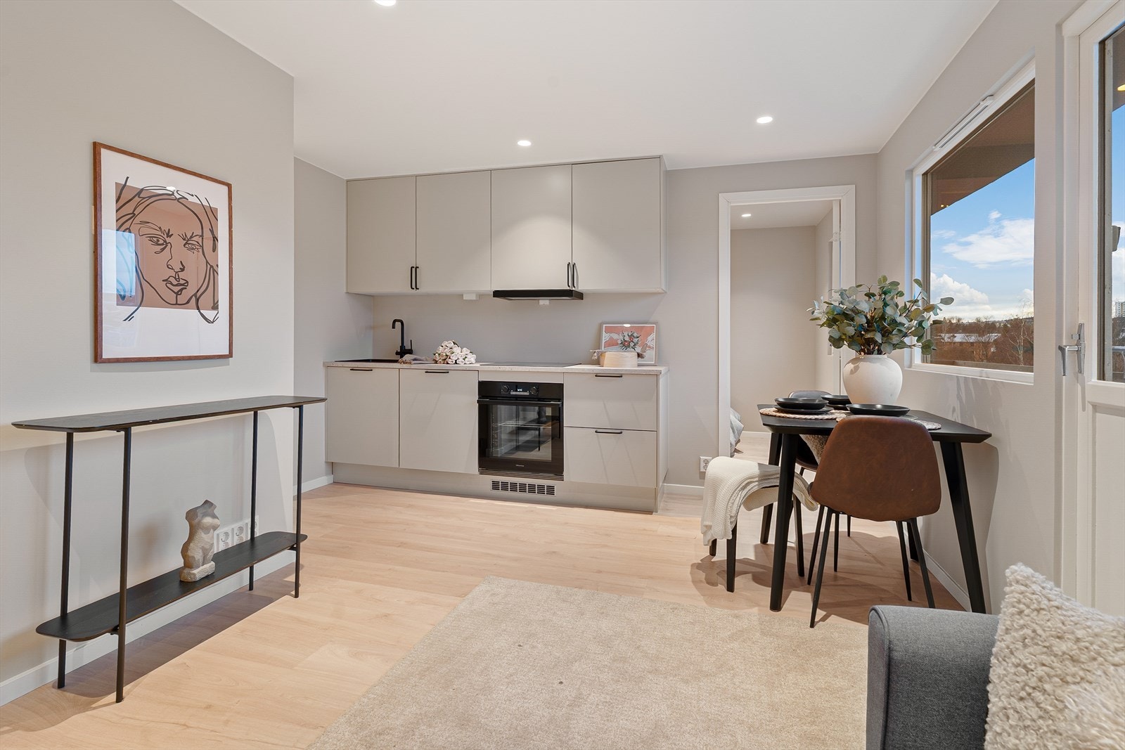 Vi går over til den andre boenheten, som også har en åpen stue- og kjøkkenløsning. Galleribilde