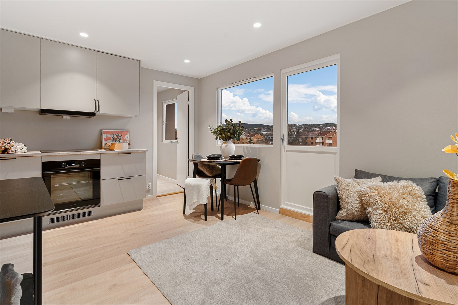 En unik og arealeffektiv leilighet, oppusset i 2025 med gjennomgående høy standard. Galleribilde