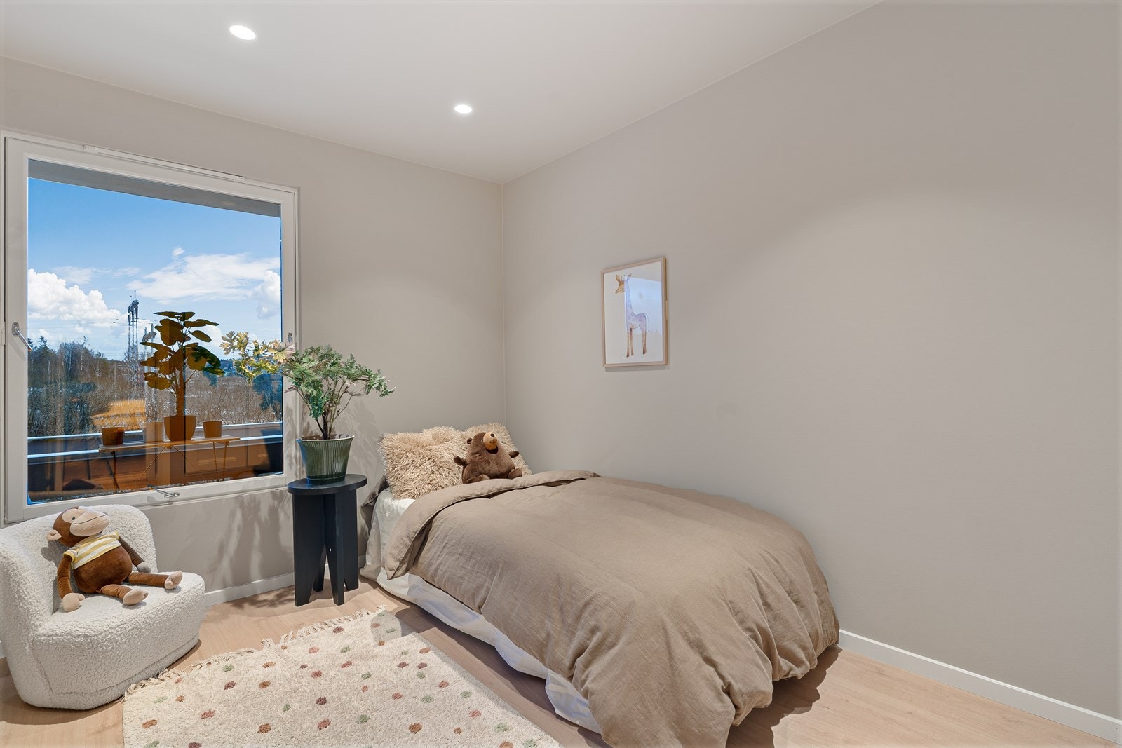 Det første soverommet i denne delen har god plass til dobbeltseng. Galleribilde