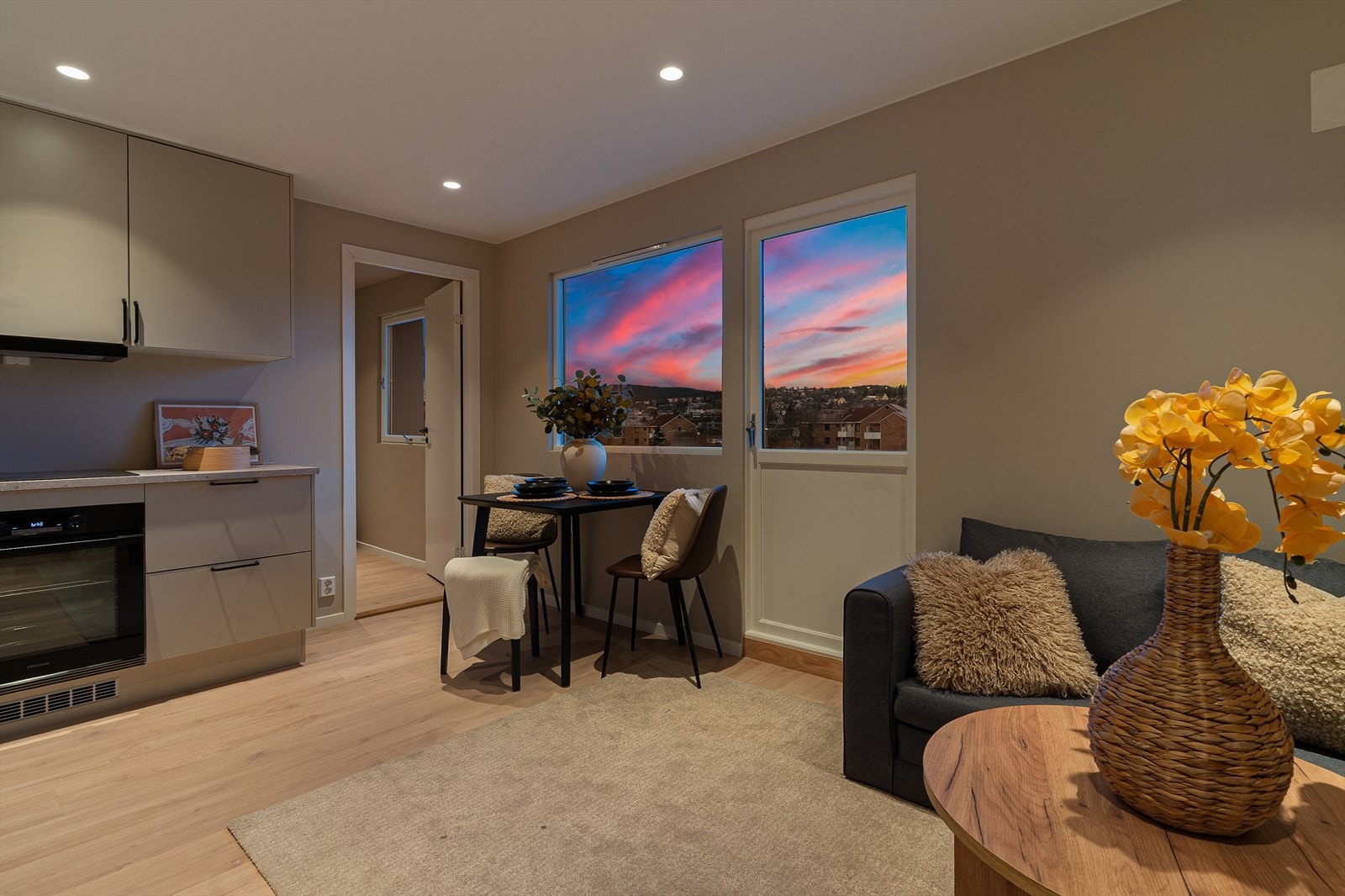 Rommet har en lun og innbydende atmosfære på kvelden. Galleribilde