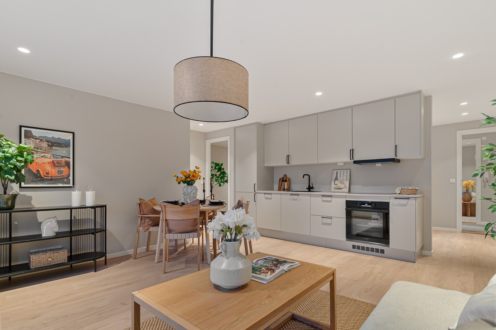 Rommet er lyst og har plass til både spisebord og en sofagruppe. Galleribilde