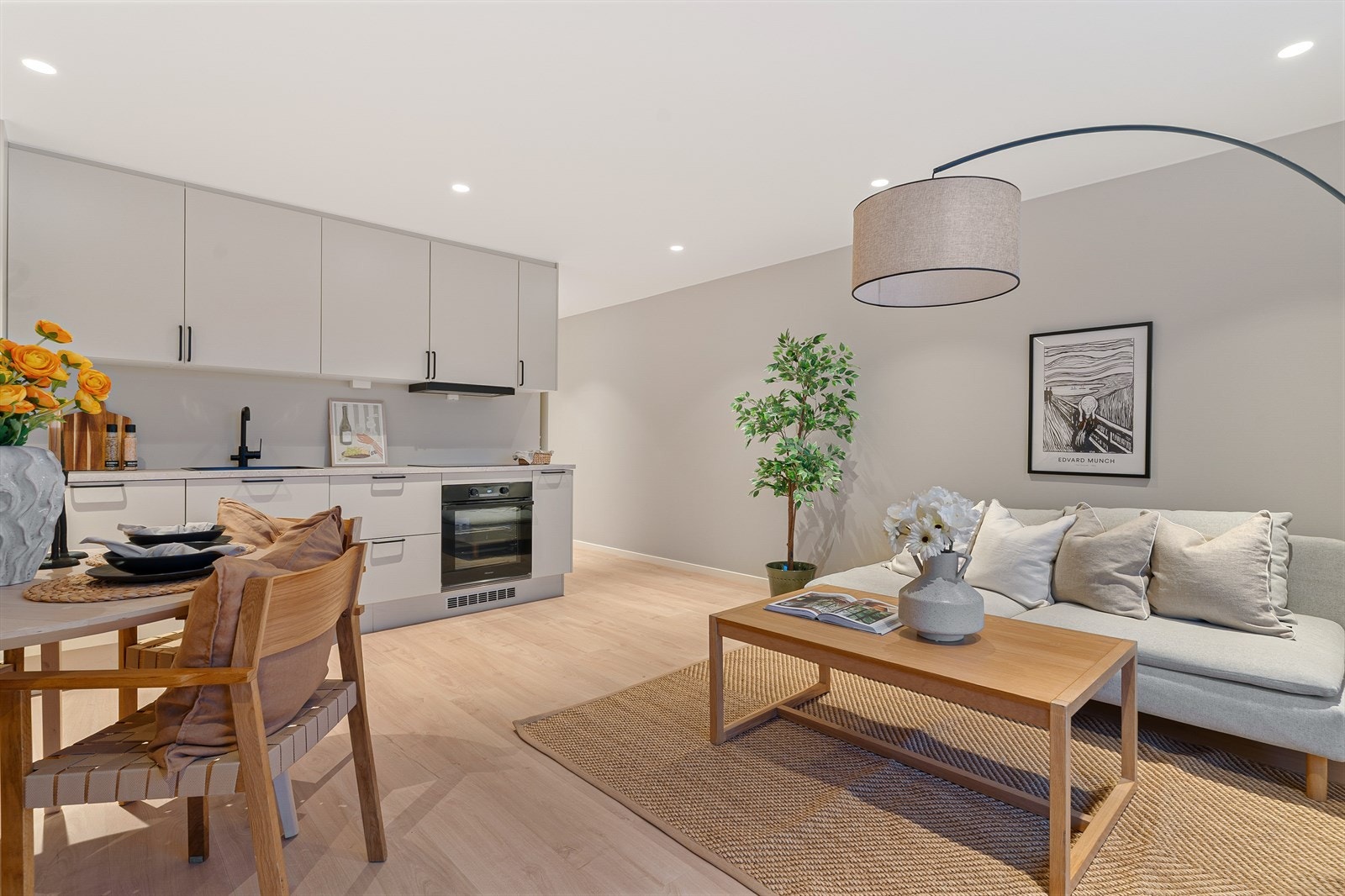 Dette er den største av de to stue- og kjøkkensonene. Galleribilde