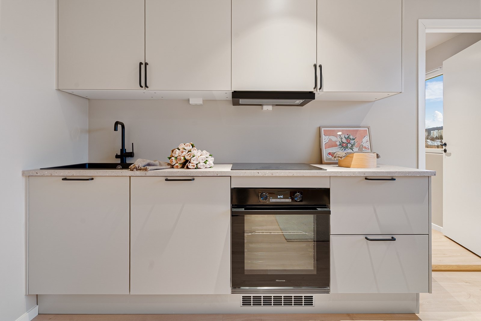 Innredningen har glatte fronter, laminat benkeplate og kullfilterventilator. Galleribilde