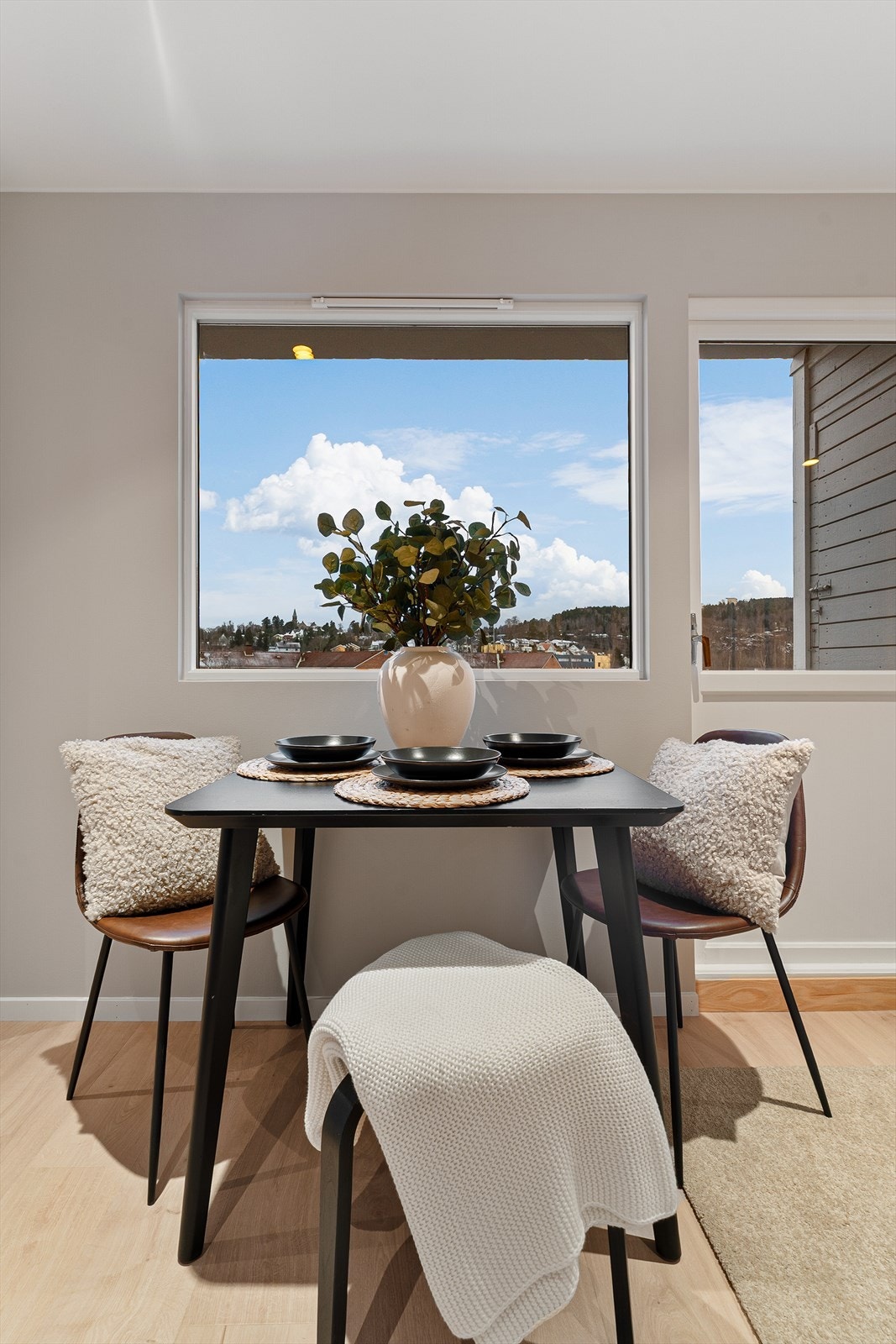 Fra stuen er det direkte utgang til en egen balkong på 7 m². Galleribilde