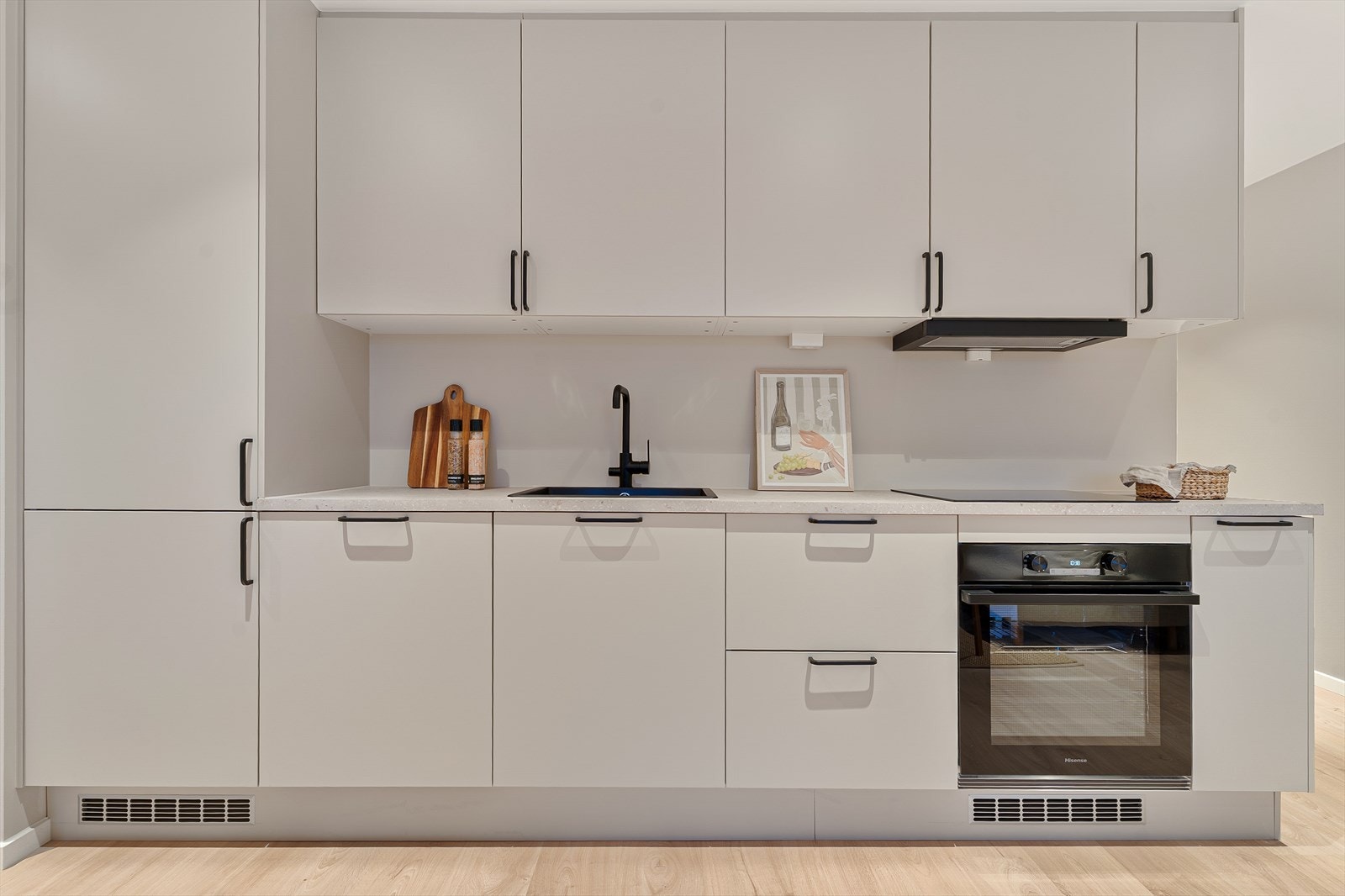 Kjøkkenet er utstyrt med integrert stekeovn, platetopp, kjøl/frys og oppvaskmaskin. Galleribilde