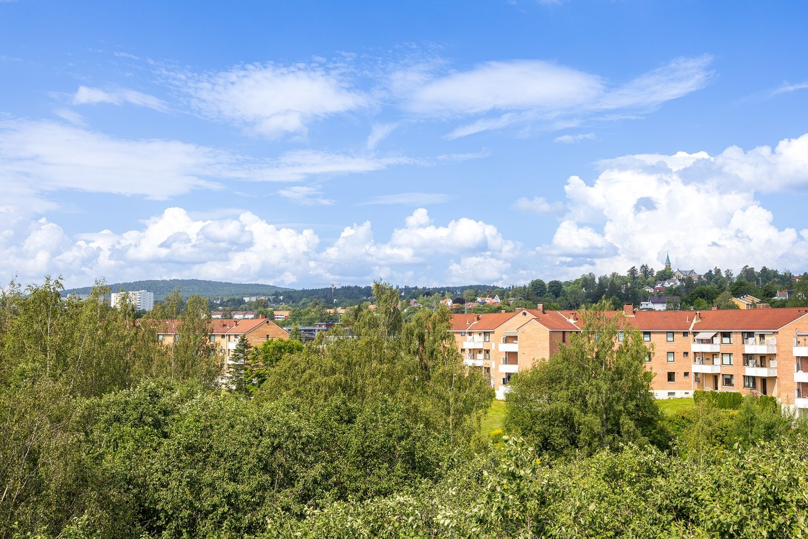 Eiendommen ligger i et veletablert boligområde med nærhet til skoler og dagligvarebutikker. Galleribilde