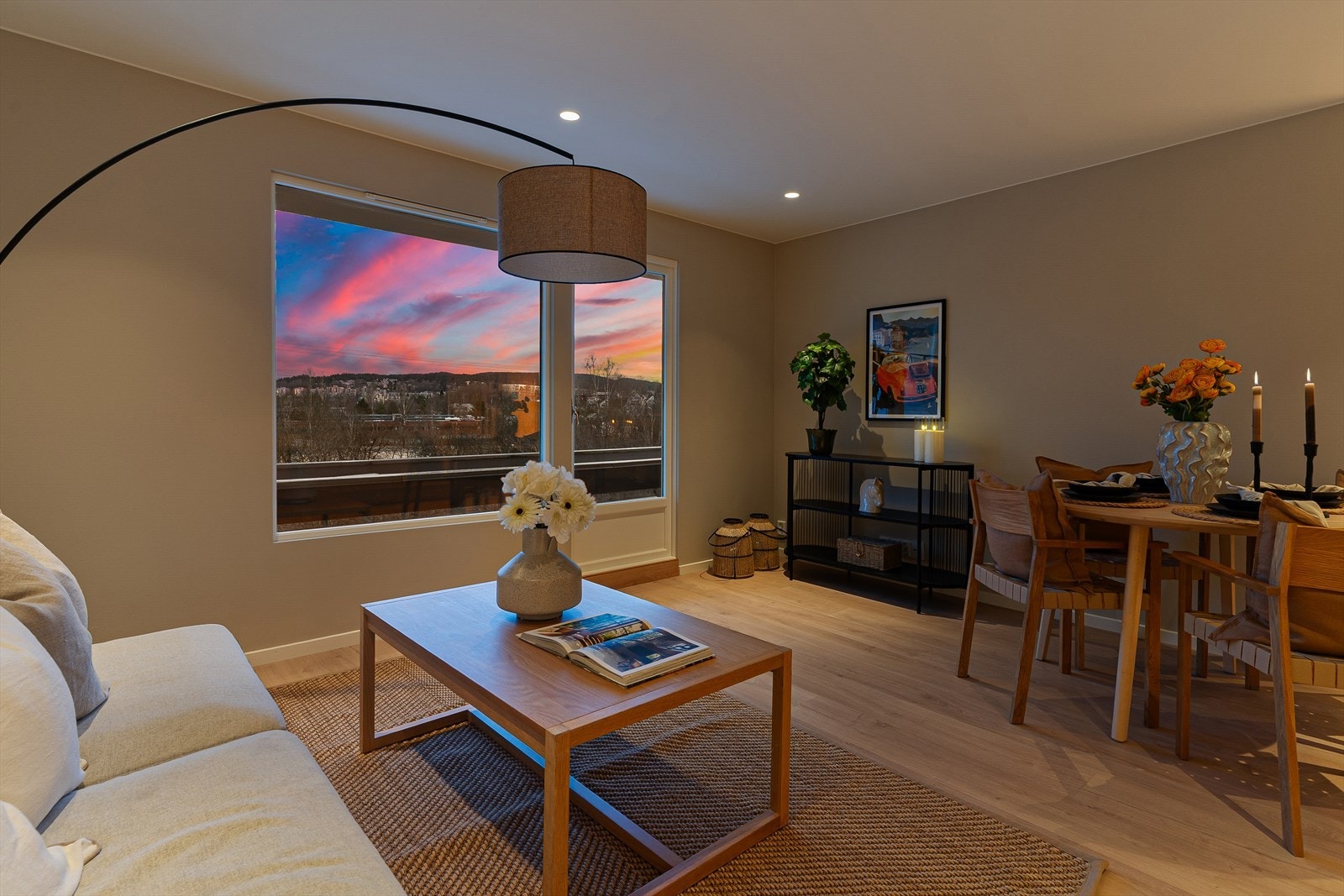 Takhøyden i stue/kjøkken er målt til ca 2.31 meter. Galleribilde