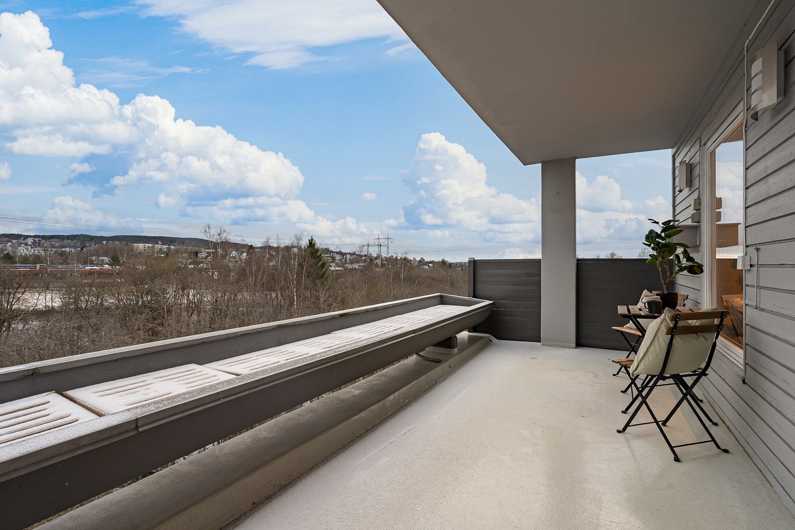 Boligen har to balkonger på til sammen 20 m², med god plass for uteliv. Galleribilde