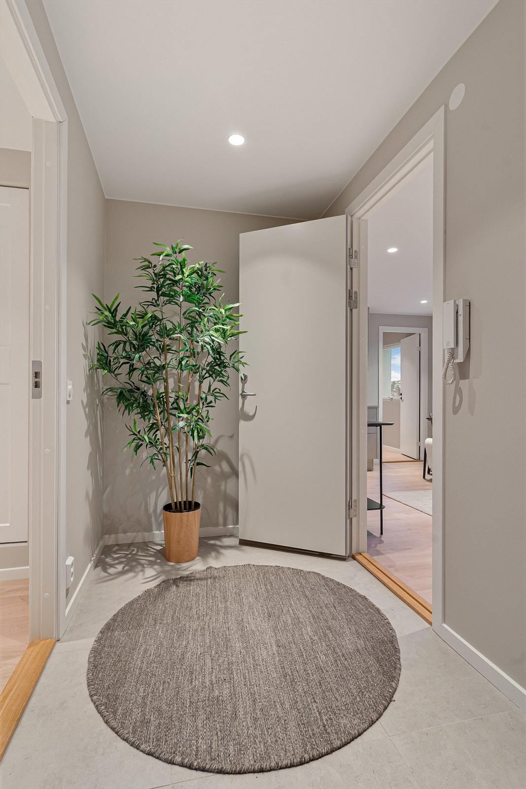 En felles entré med dørcalling ønsker velkommen og fordeler adkomsten til de to separate delene. Galleribilde