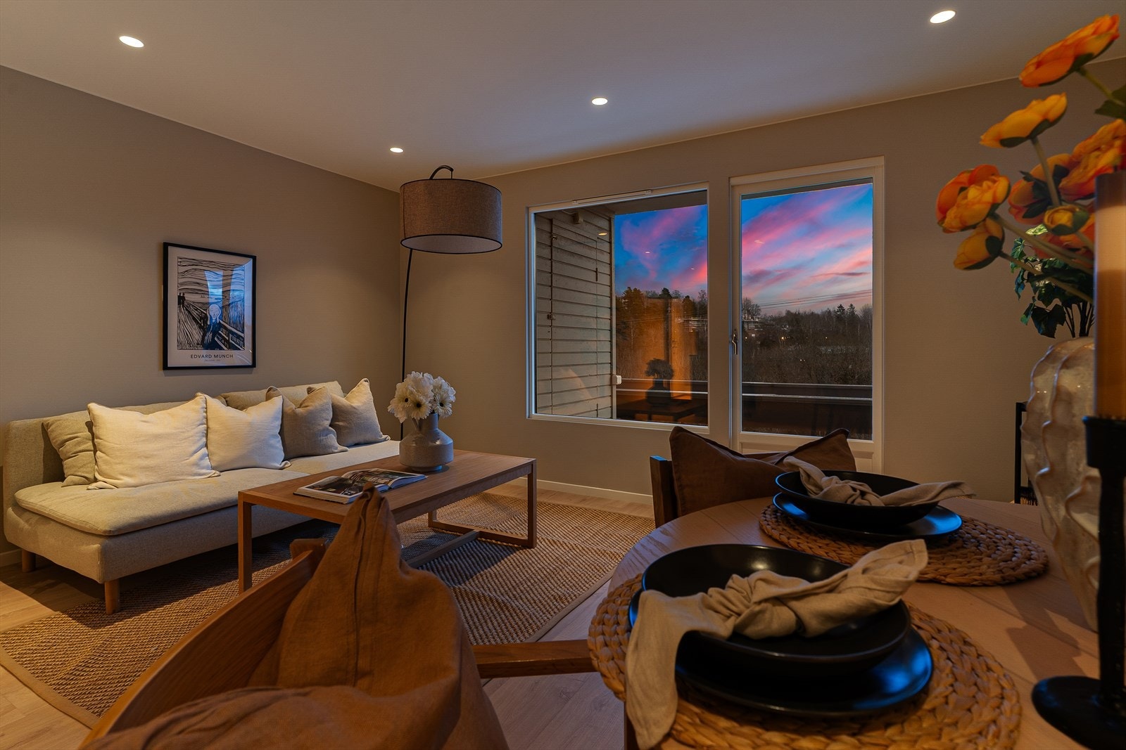 Fra stuen er det direkte utgang til den største balkongen på 13 m². Galleribilde