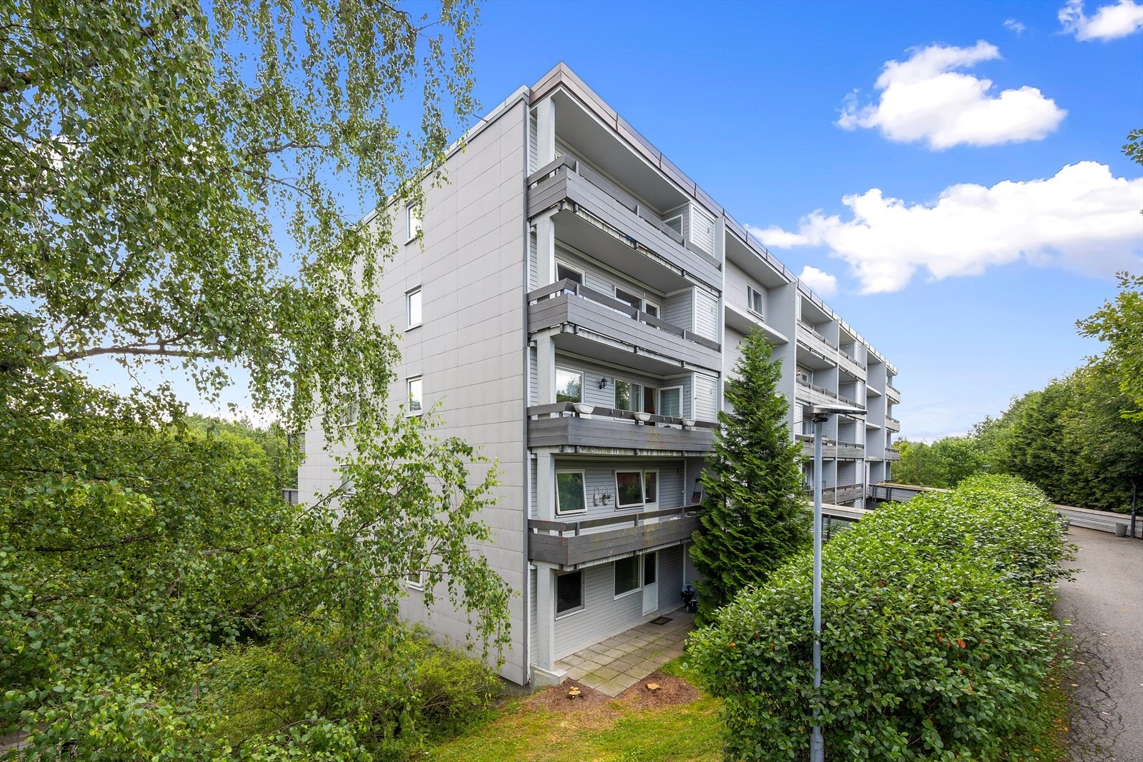 Bygget har en klassisk betongkonstruksjon og er omkranset av frodige grøntarealer. Galleribilde