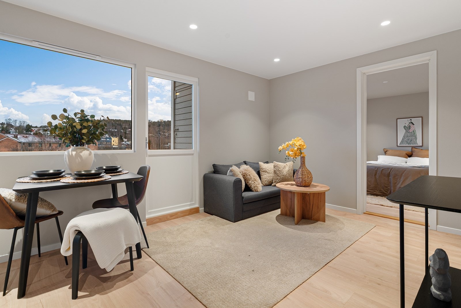 Stuedelen har plass til en liten sittegruppe og spiseplass ved vinduet. Galleribilde