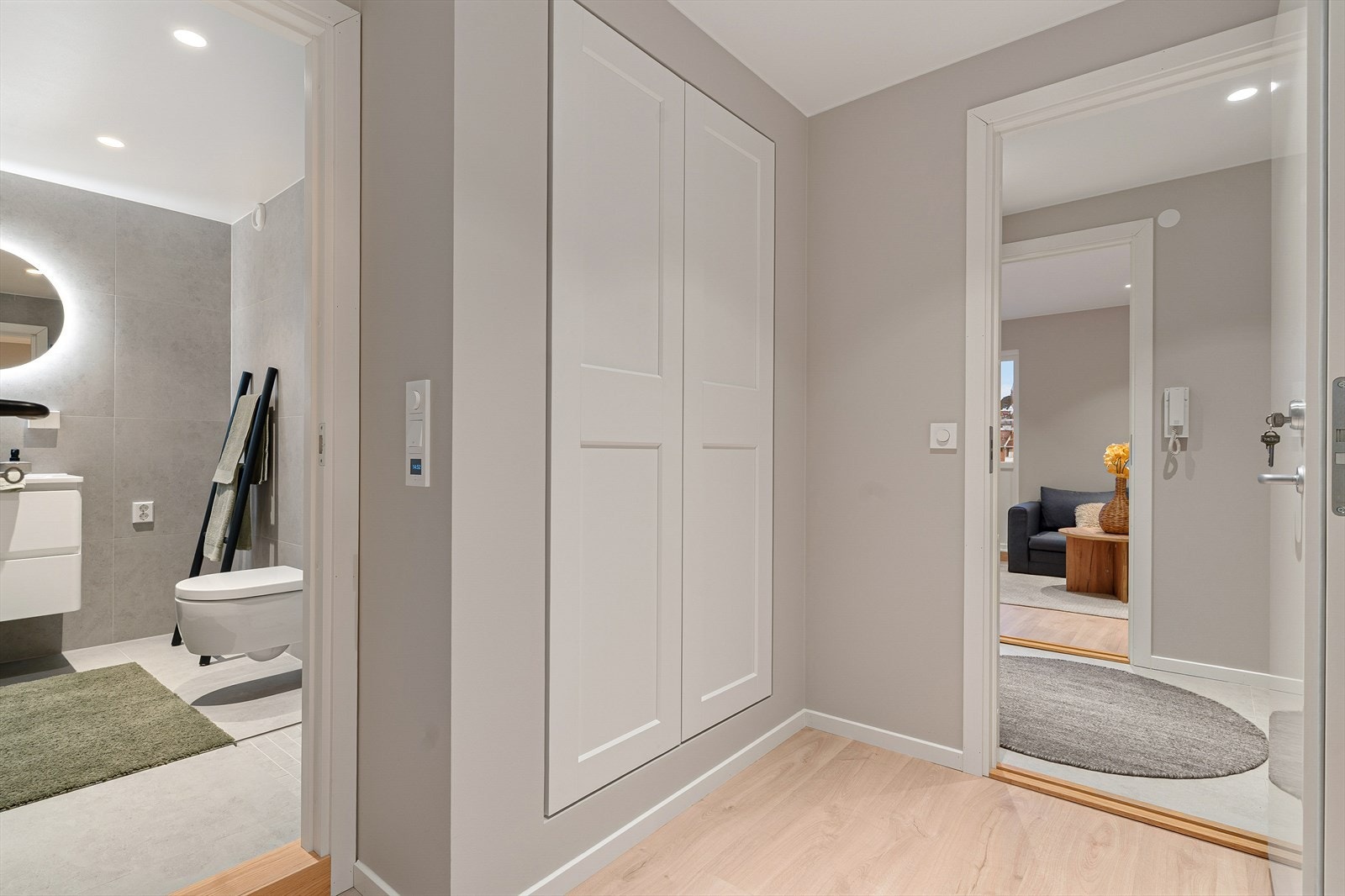 Praktisk plassering av bad og soverom i tilknytning til oppholdsrommet. Galleribilde