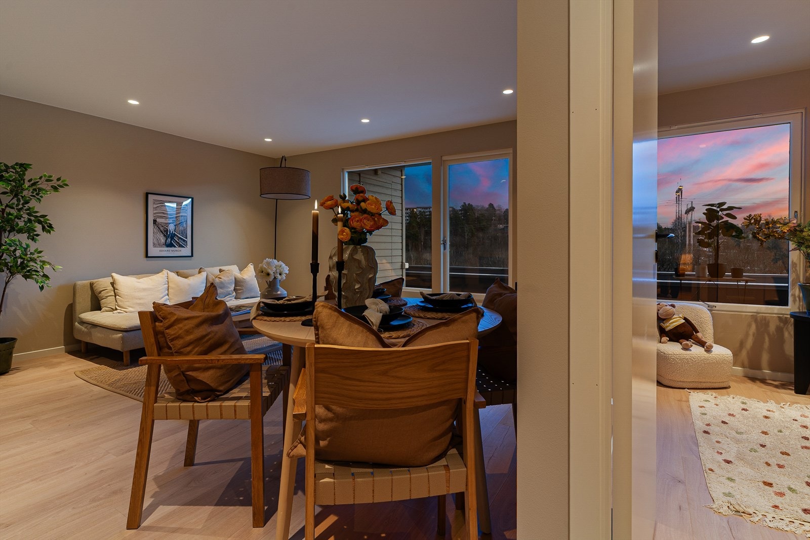 Den åpne løsningen skaper en god flyt mellom kjøkken og stue. Galleribilde