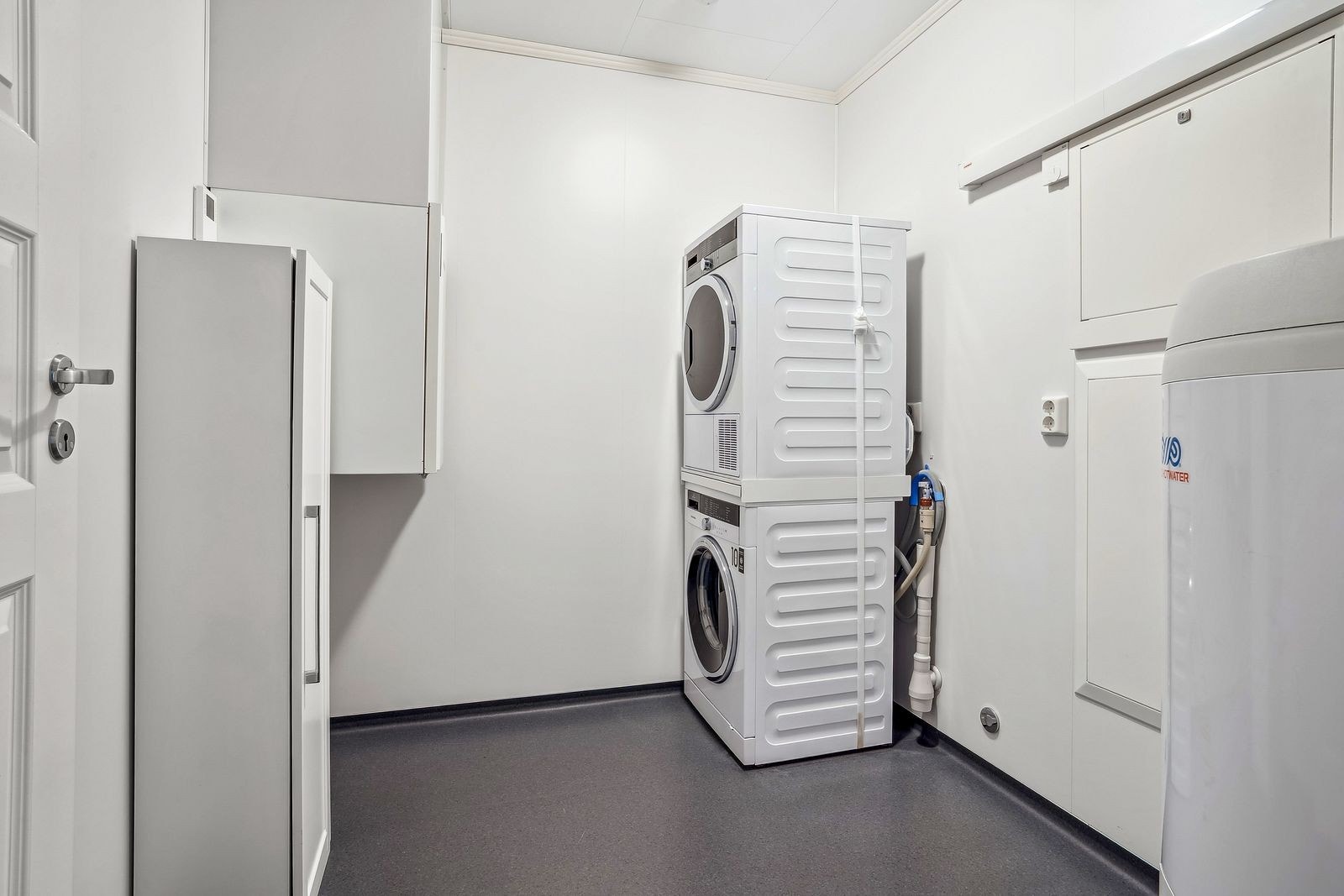 Praktisk vaskerom/teknisk rom med opplegg for vaskemaskin. Galleribilde