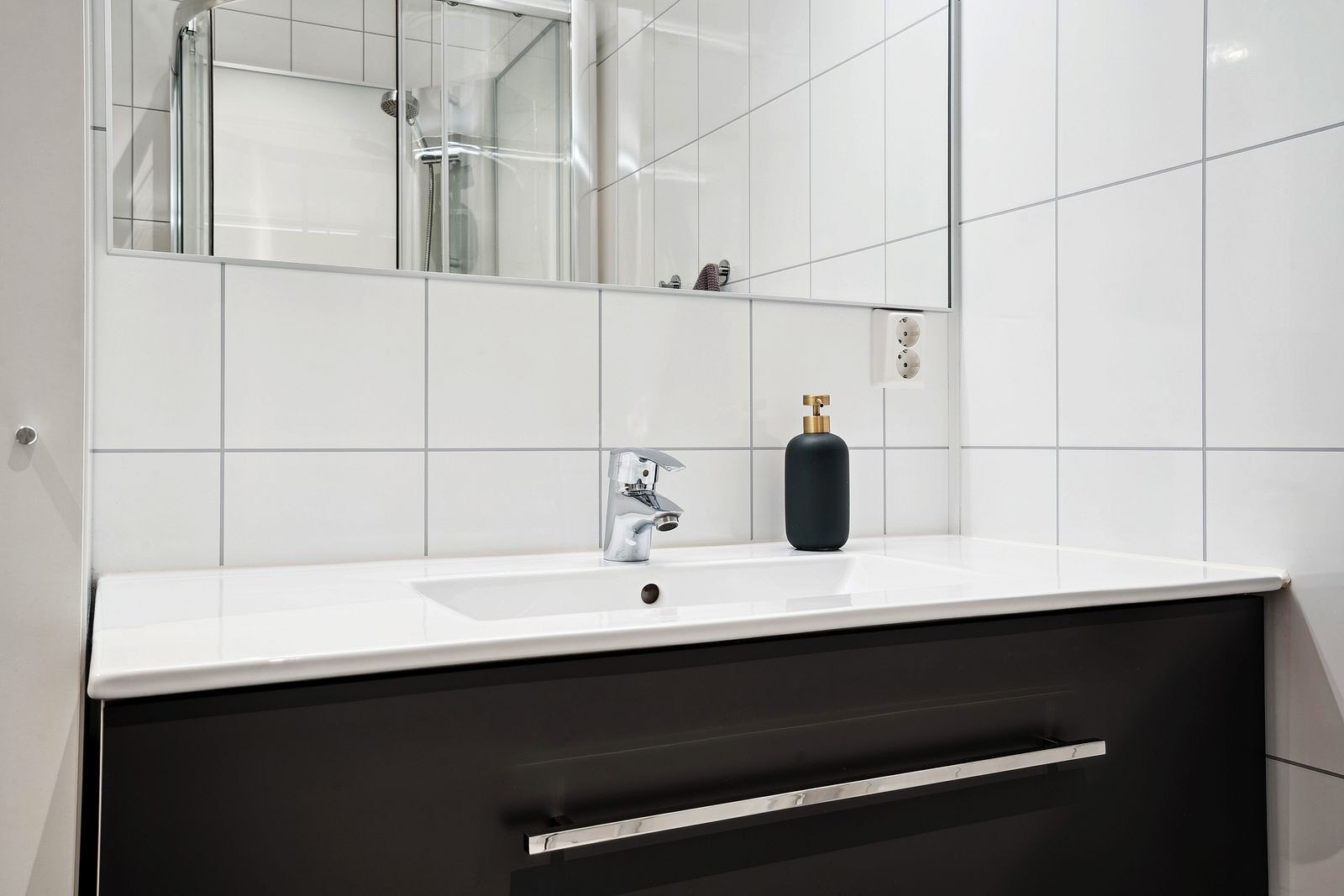 Utstyrt med servantskap, mekanisk avtrekk, veggmontert wc og dusjkabinett. Galleribilde