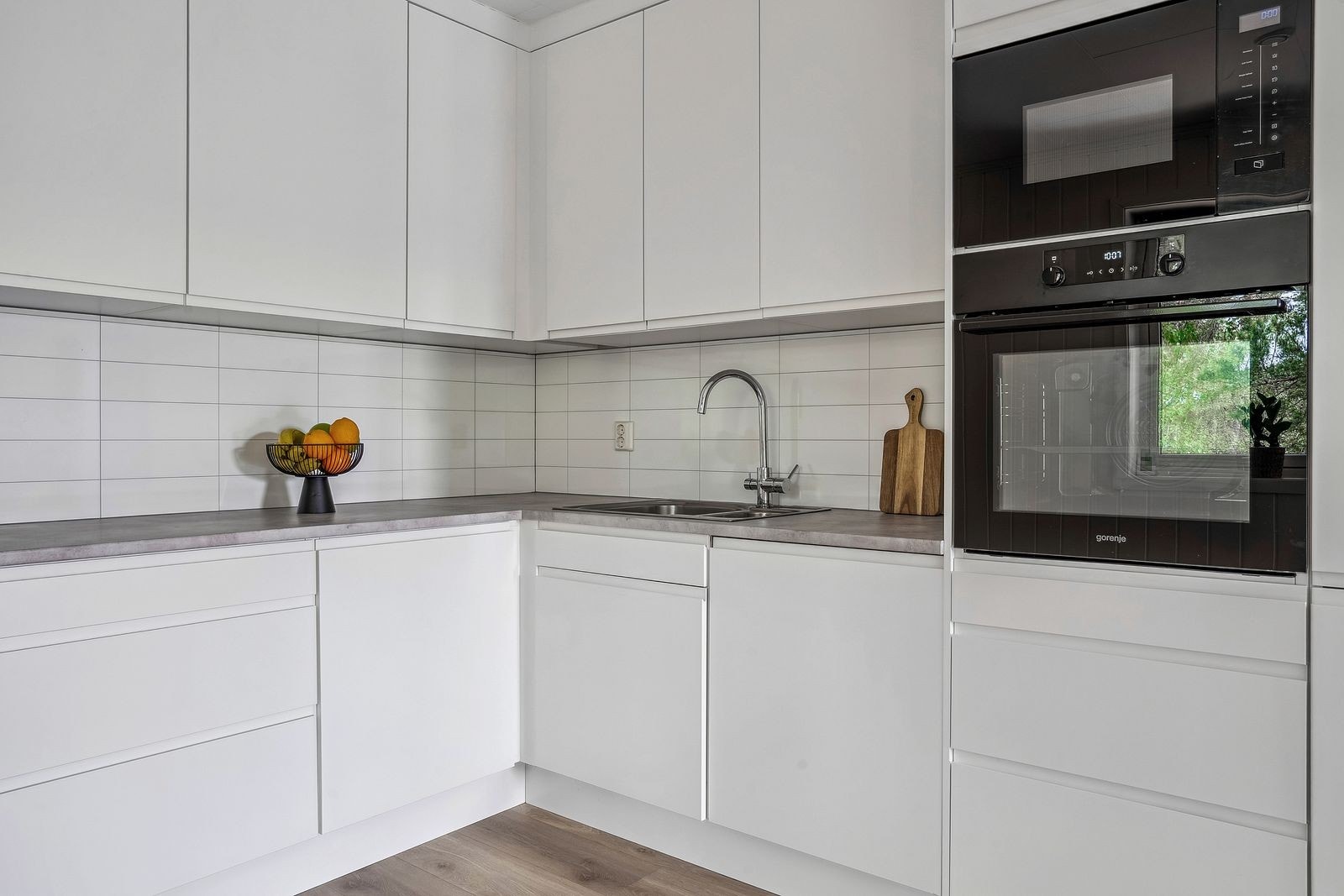 Det er integrert platetopp, stekovn, oppvaskmaskin, mikroovn og kjøl/fryseskap. Galleribilde