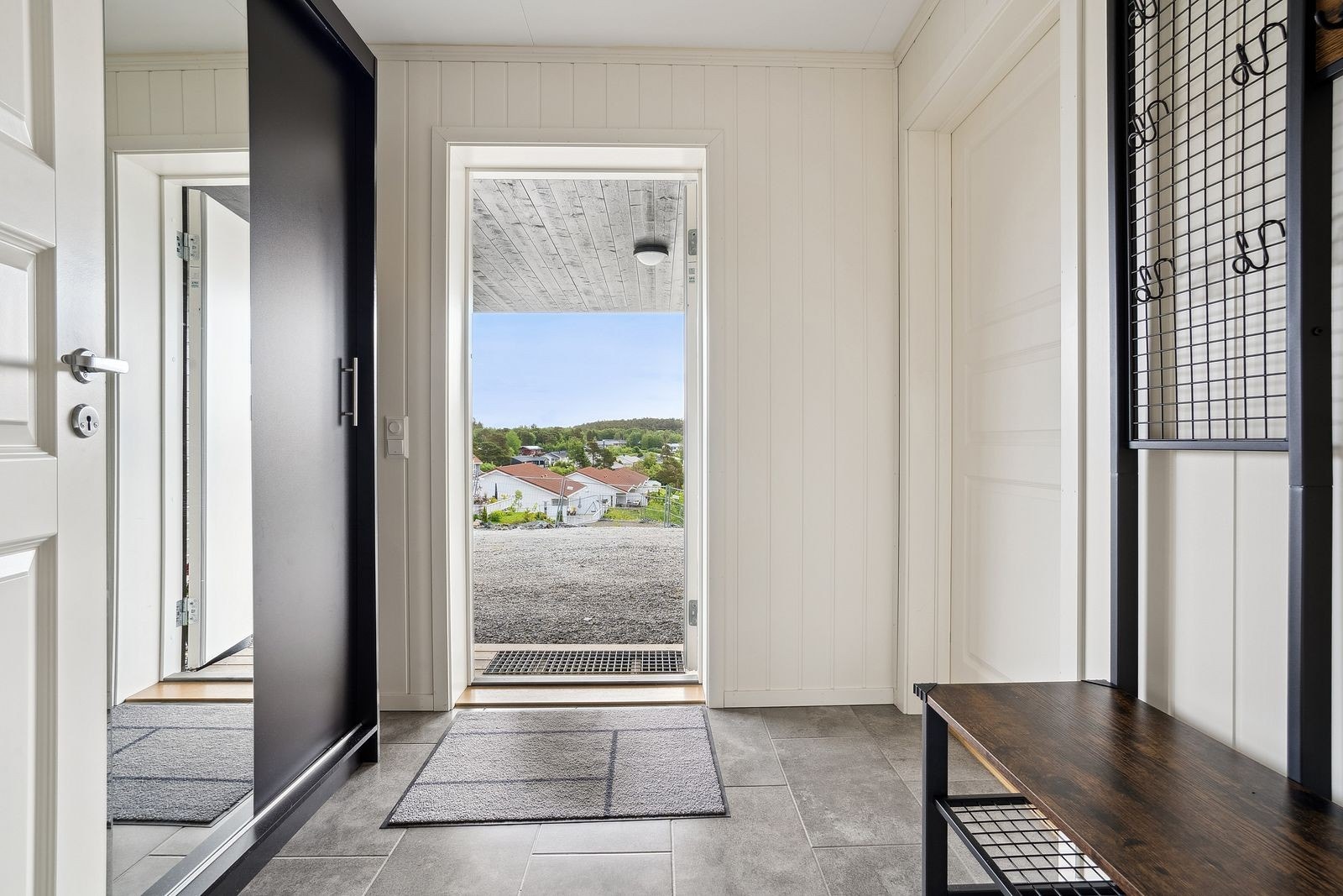 Utvendig bod med gode lagringsmuligheter like innenfor carporten. Galleribilde