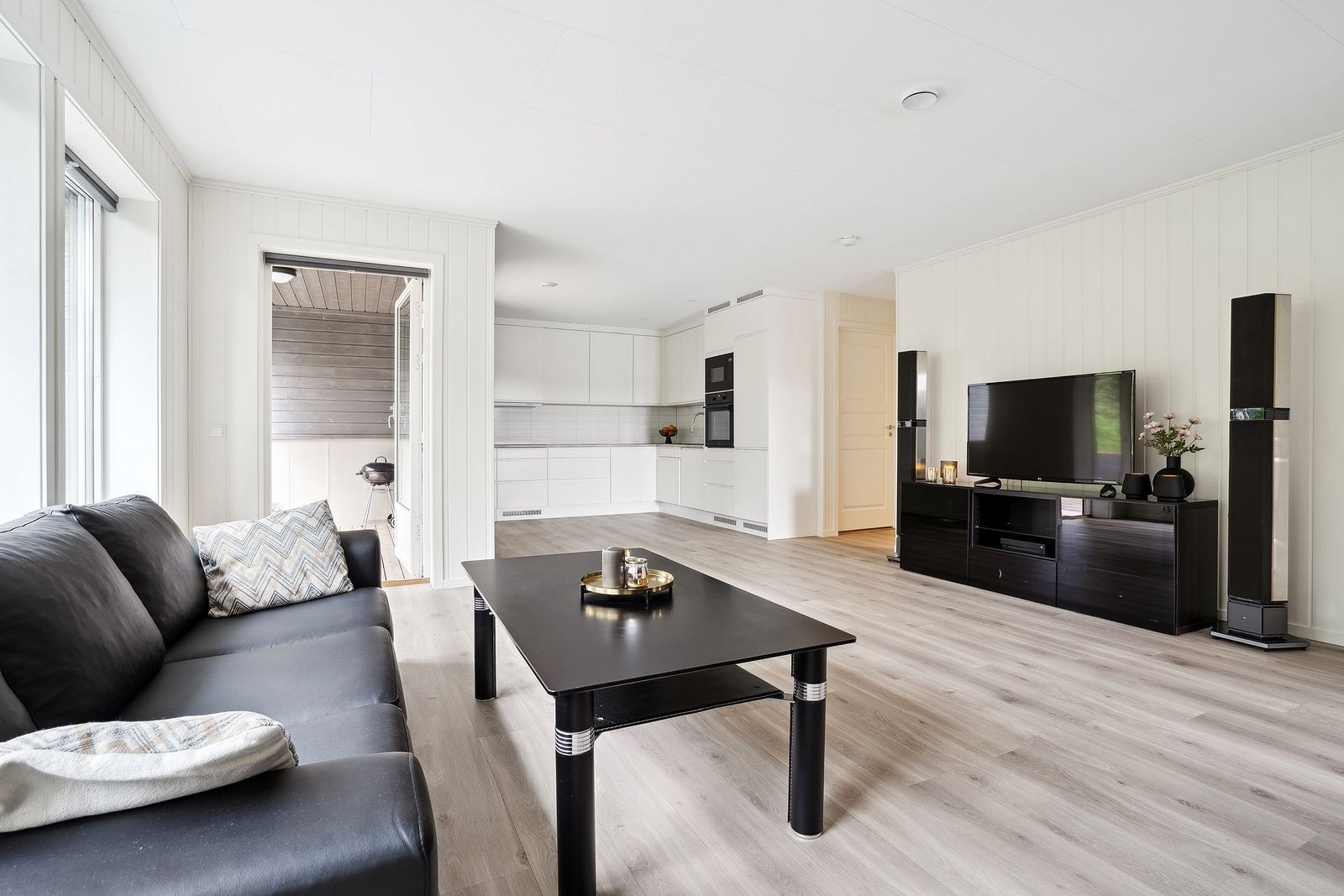 Velkommen til Einerveien 8! Gulvvarme og downlights i himlingen er gjennomgående kvaliteter du finner i de fleste rom. Galleribilde