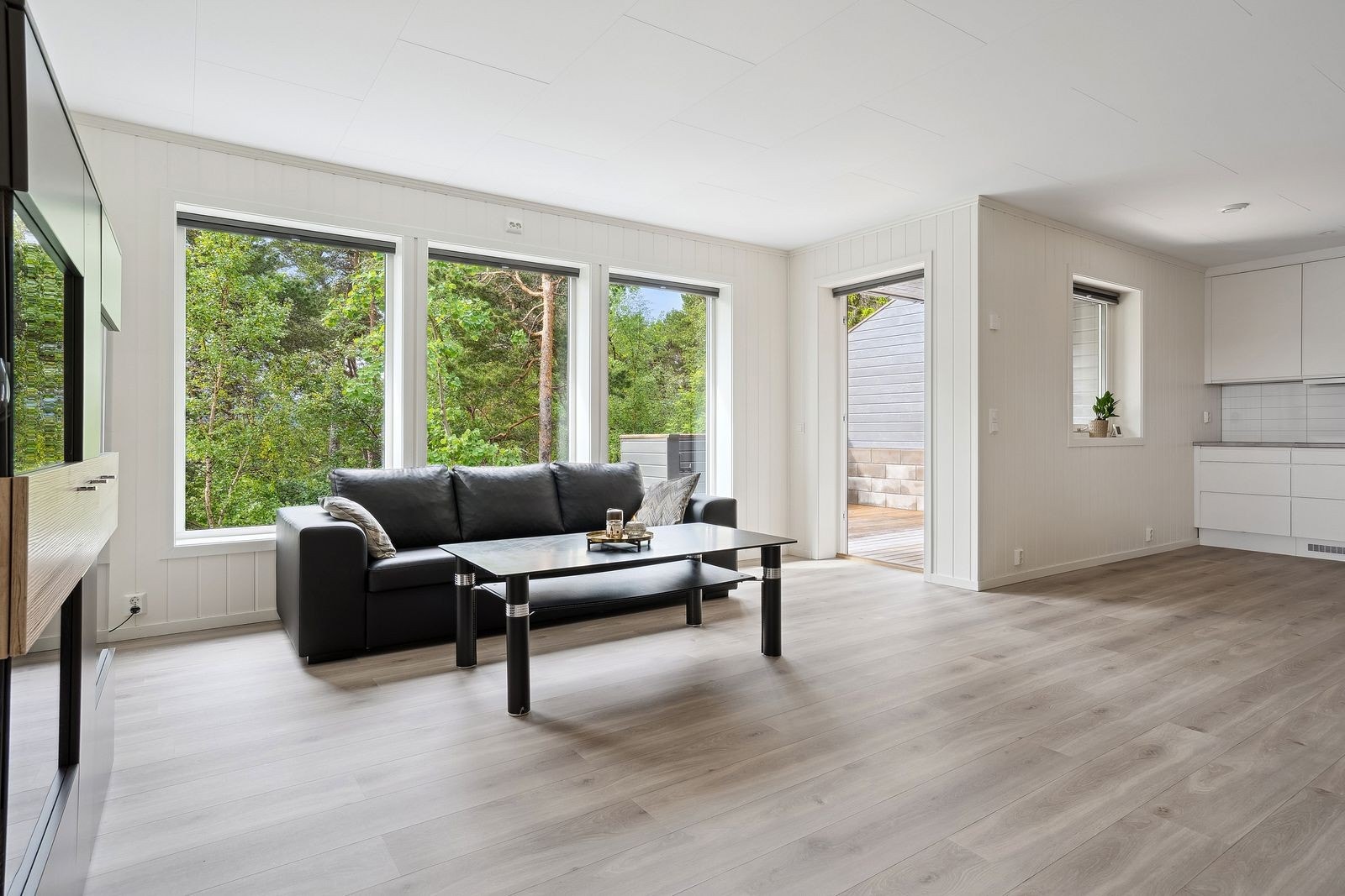 Stue- og kjøkken på 37 m², med store vindusflater som gir rikelig lysinnslipp. Galleribilde