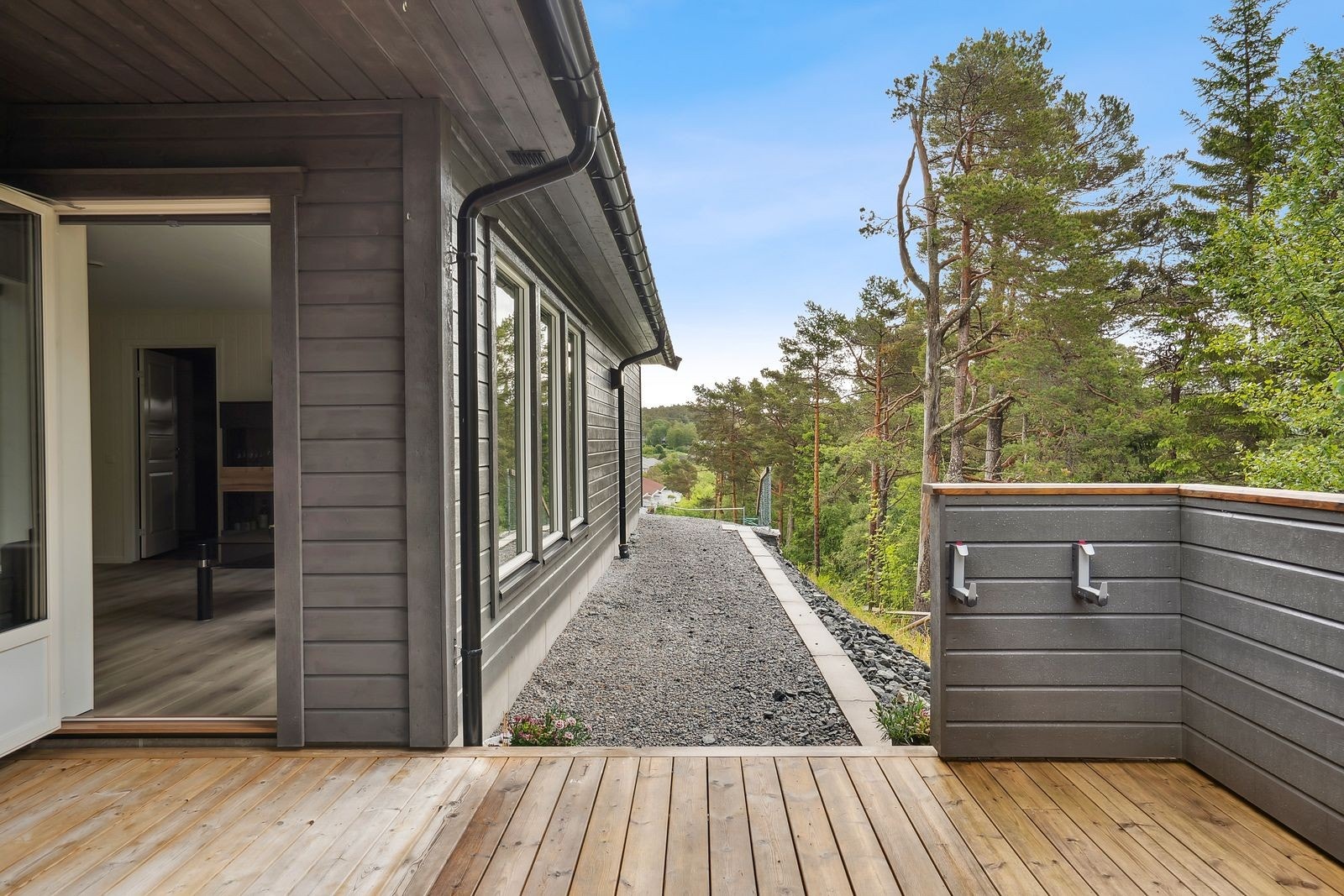 Utenfor stuen er det en super terrasse med areal hvor det er klargjort for evt. videre utvidelse av terrassen. Galleribilde