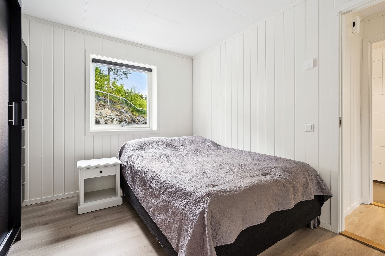 Hovedsoverommet i boligen måler 10 m² og har plass til dobbeltseng og garderobe. Galleribilde