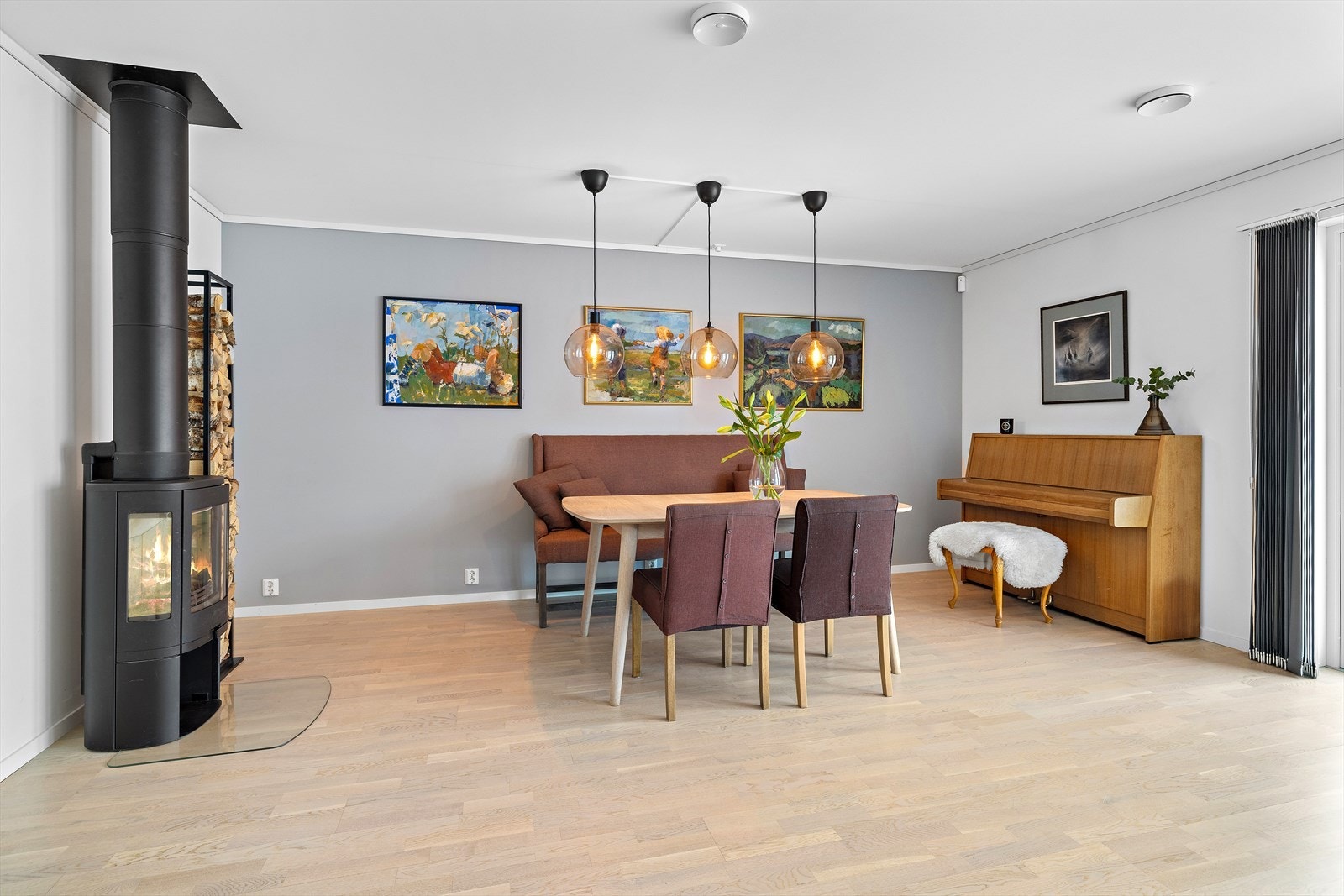 Peisovnen er sentralt plassert og kan nytes fra både stue og spisestue. Galleribilde