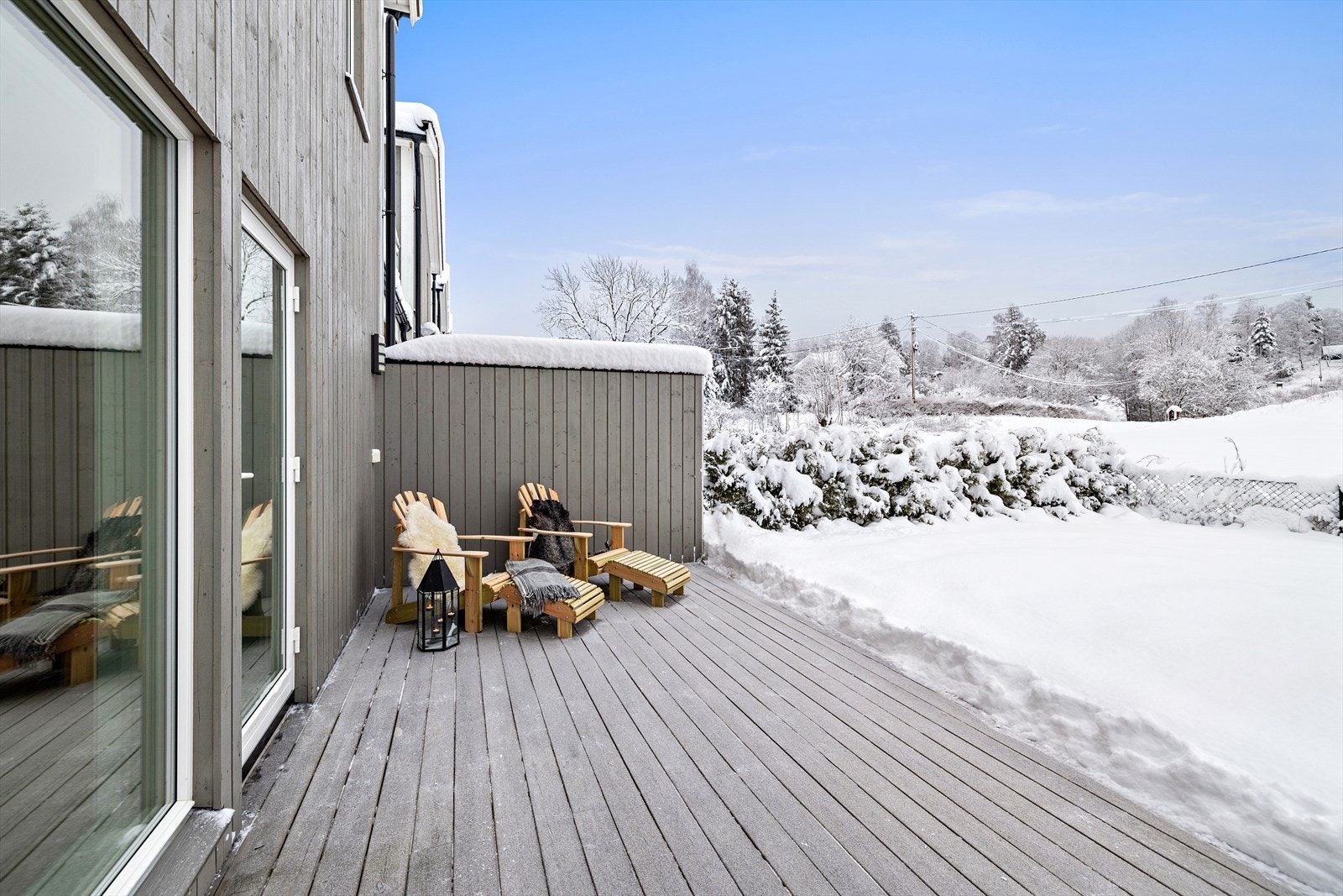 Terrassen er en fin forlengelse av stuen og har god plass til utemøbler. Galleribilde