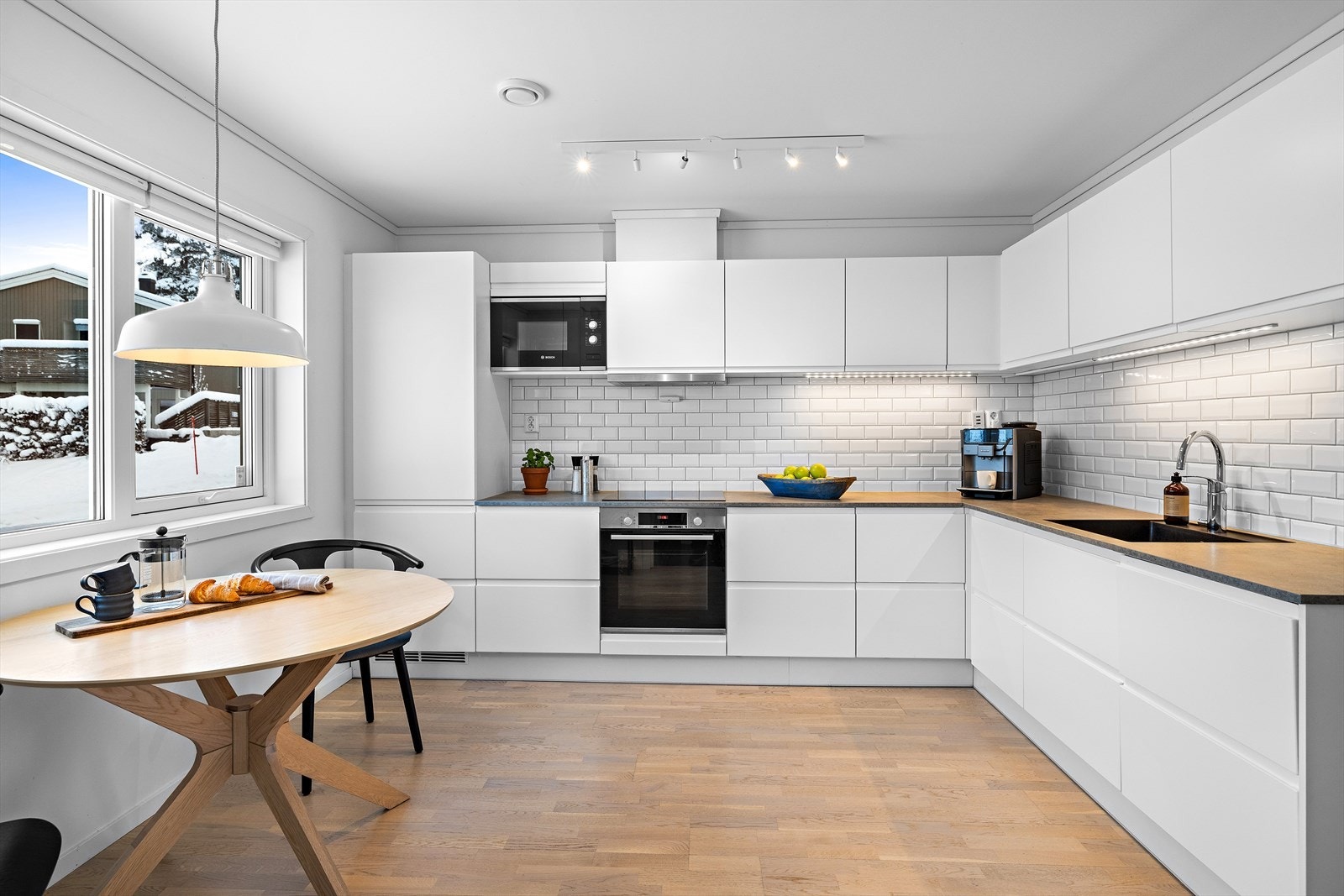 Lyst og funksjonelt kjøkken med rikelig skap- og benkeplass. Galleribilde