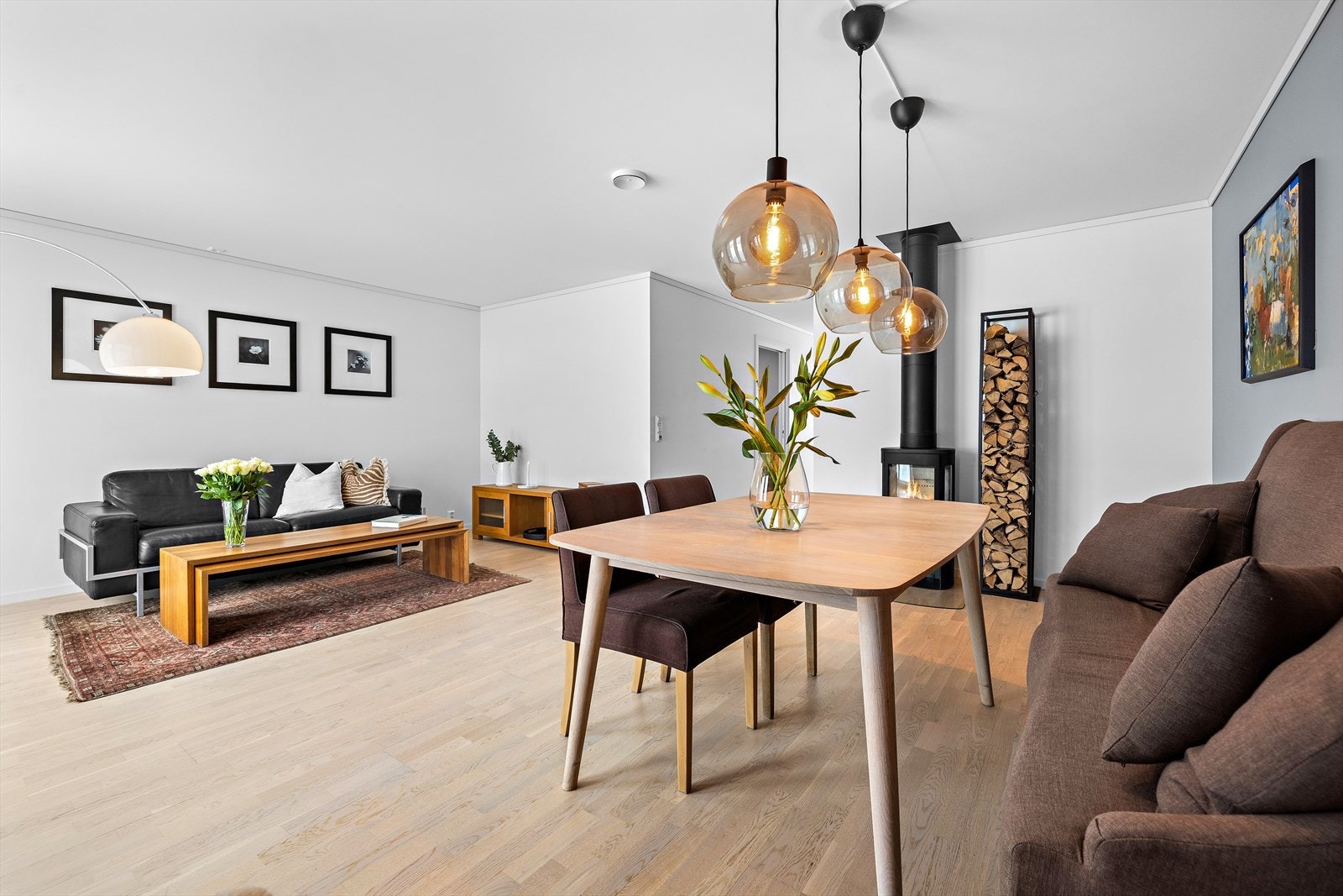 Spisestuen er et naturlig samlingspunkt med god plass for sosiale lag. Galleribilde