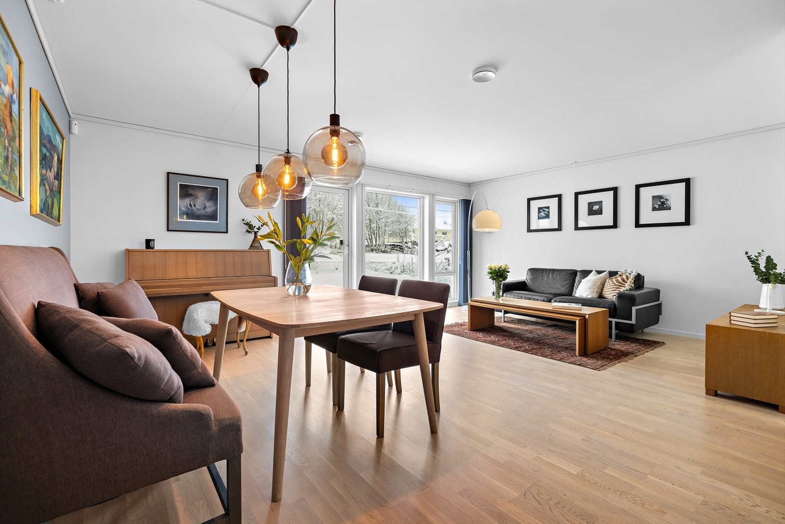 Stuen har god plass til både en romslig sofagruppe og en egen spiseavdeling. Galleribilde