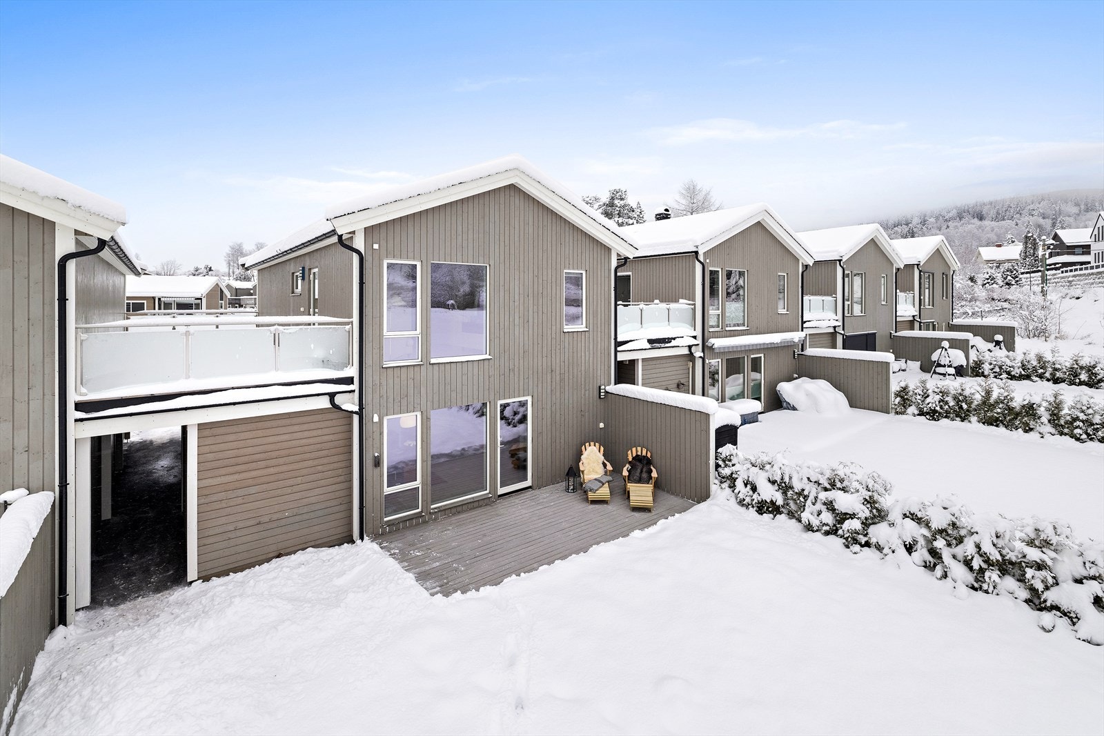 En moderne enebolig i rekke over to plan med privat uteplass og hage. Foto: Normann Foto AS v/Morten Normann Larsen Galleribilde