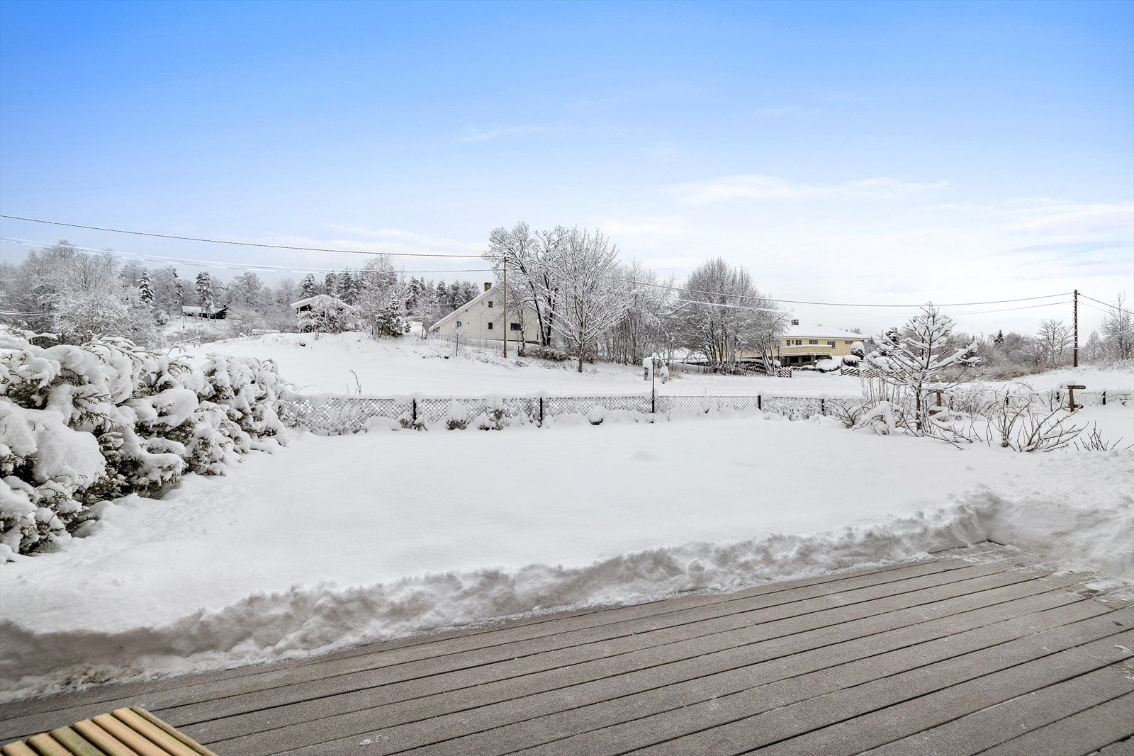 Utsikt over nærområdet fra boligens uteplass. Galleribilde
