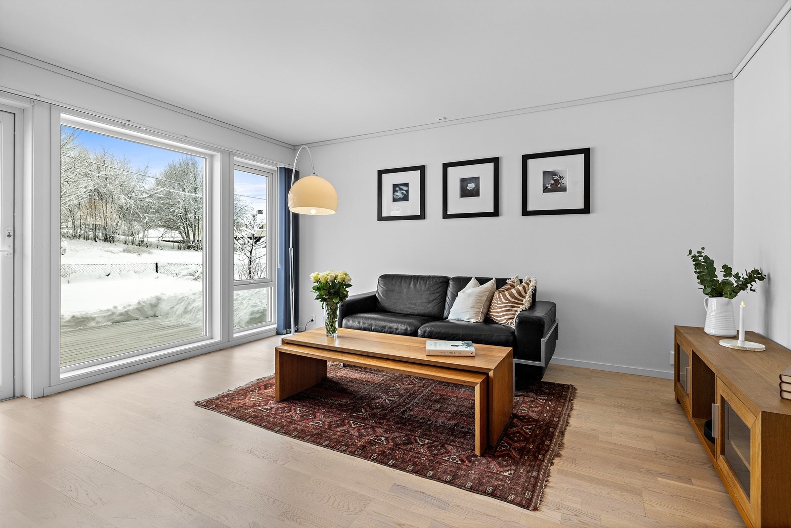 Fra stuen er det direkte utgang til en stor terrasse. Galleribilde