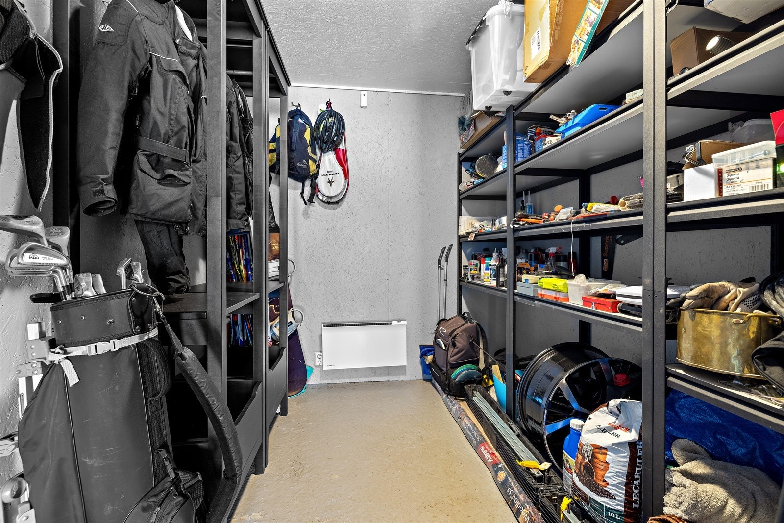 Romslig sportsbod med egen inngang fra carporten, perfekt for ski og utstyr. Galleribilde